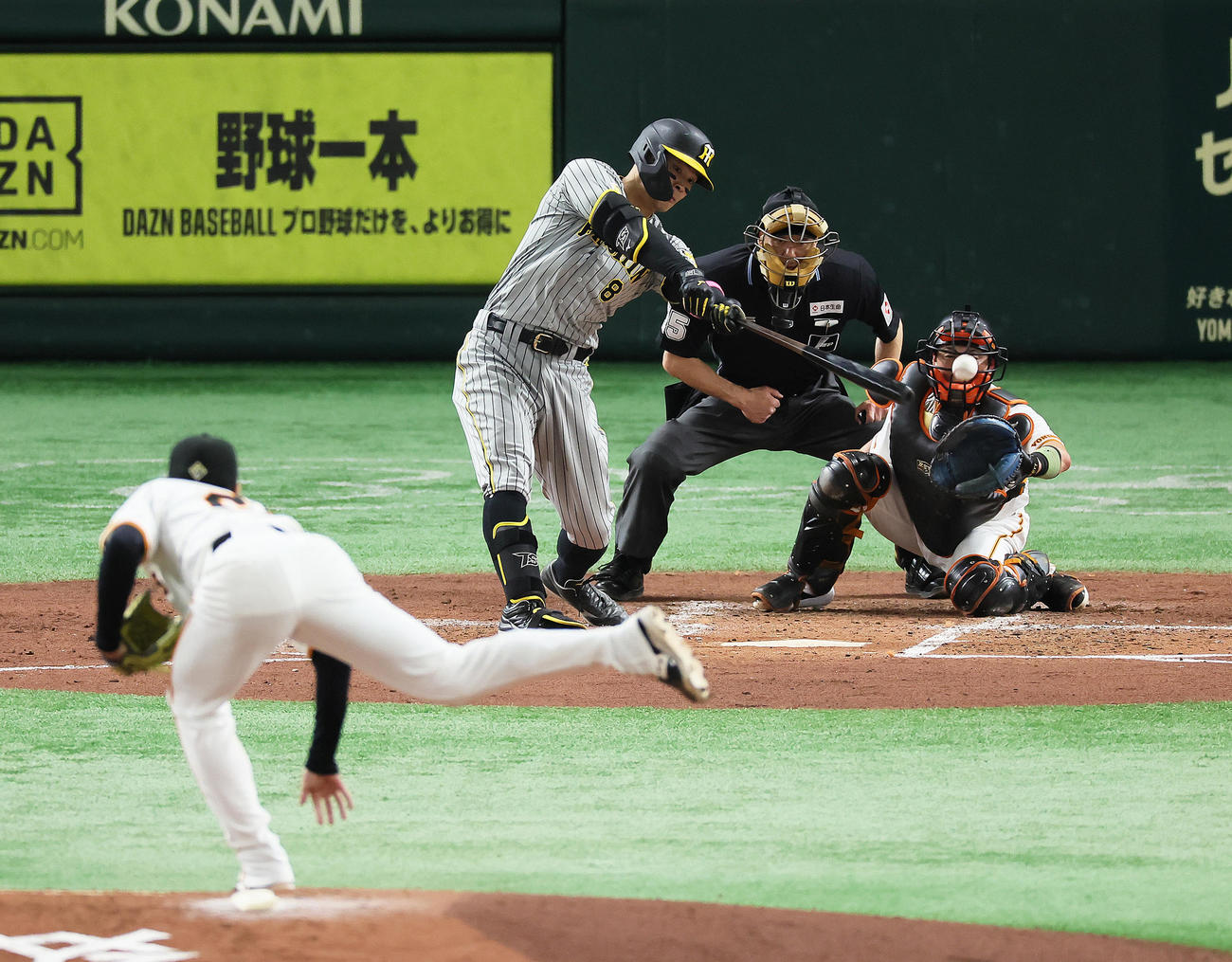 巨人対阪神　3回表阪神1死二塁、佐藤輝は左前適時打を放つ。投手高橋礼（撮影・足立雅史）