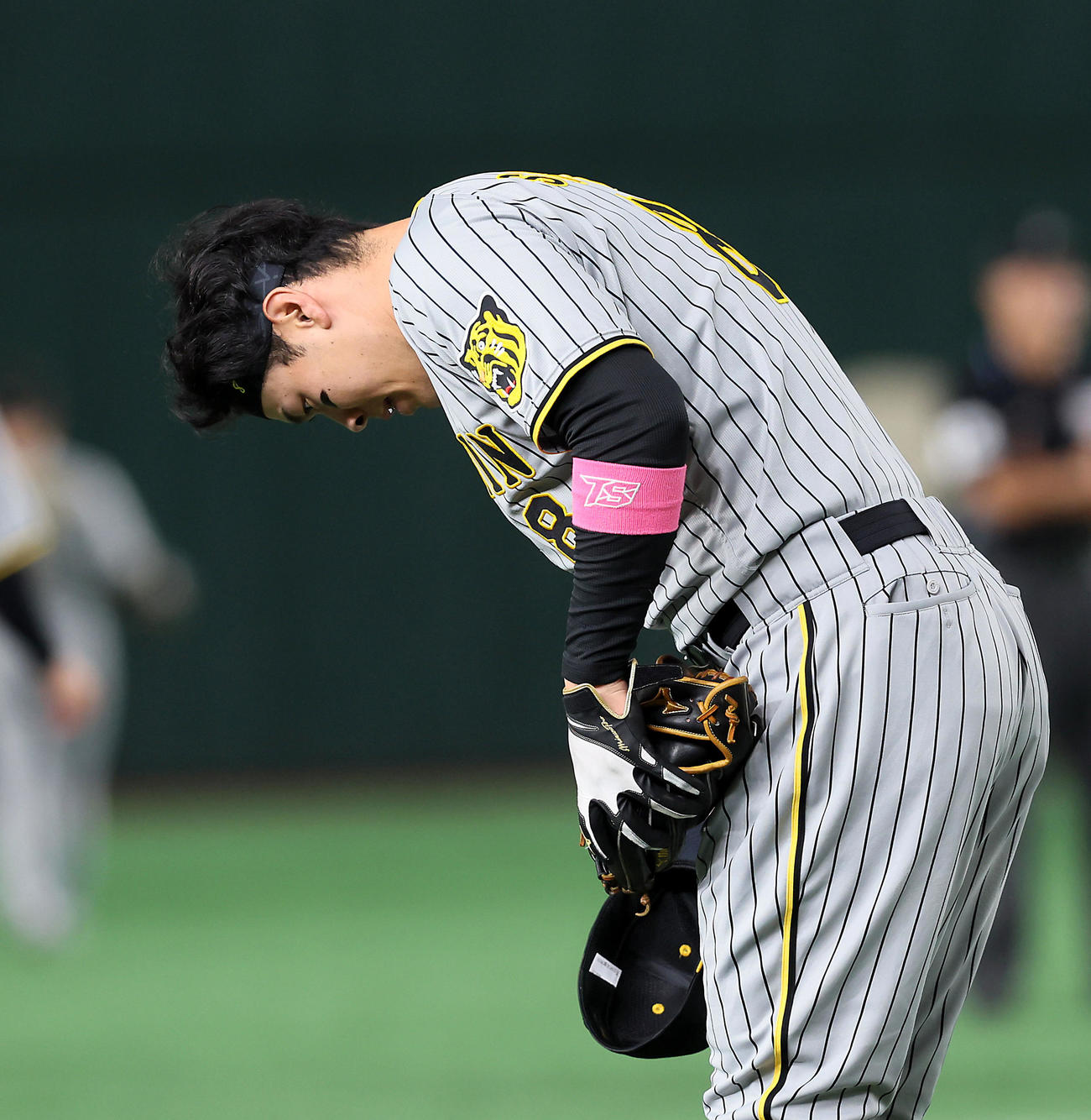 巨人対阪神　3回裏、左適時打を放って攻守交代で守備位置に就いた佐藤輝はスタンドからの声援に一礼する（撮影・加藤哉）