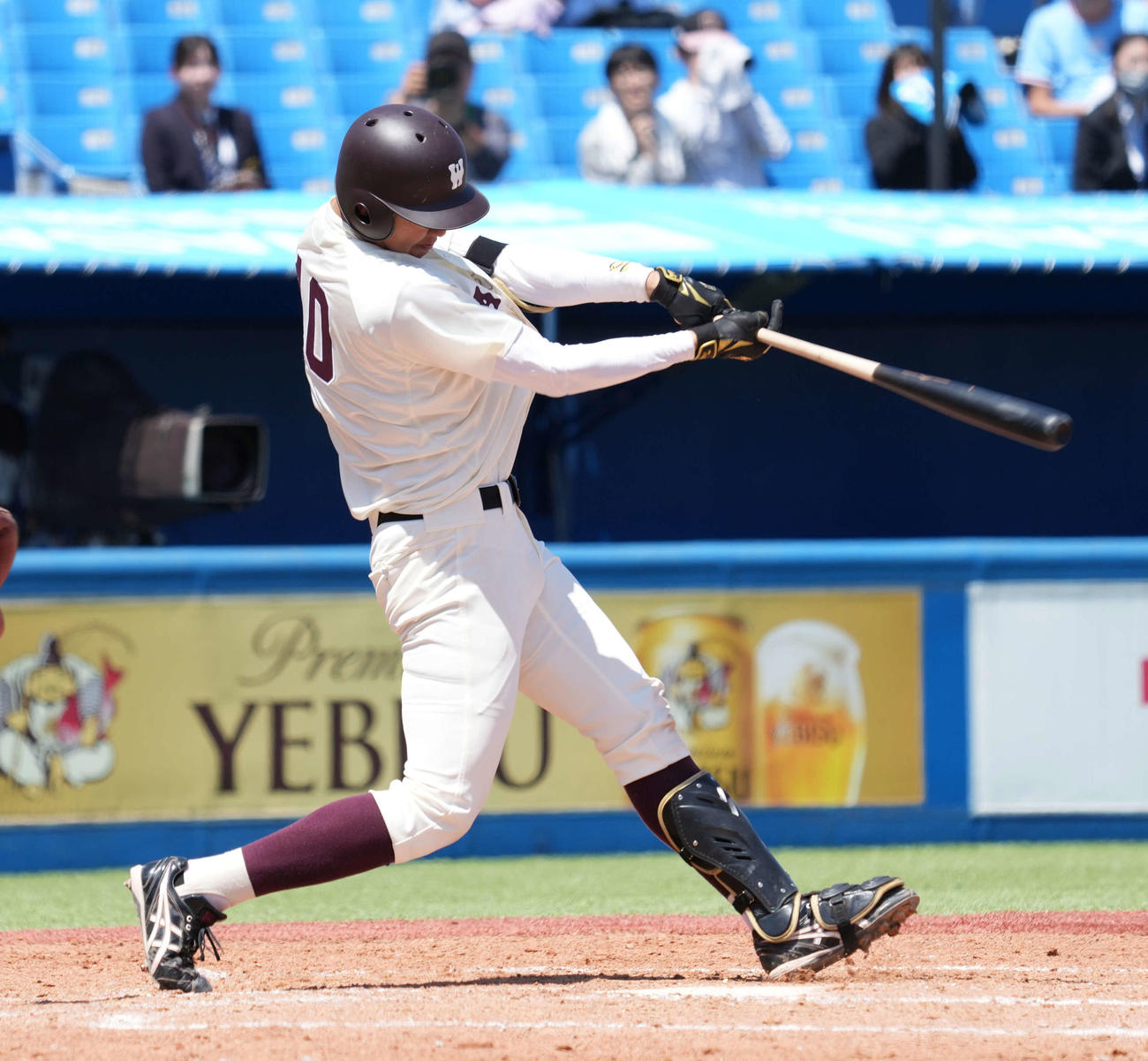東京6大学野球、東大対早大　2回裏早大2死満塁、印出は左越えに満塁本塁打を放つ（撮影・小沢裕）
