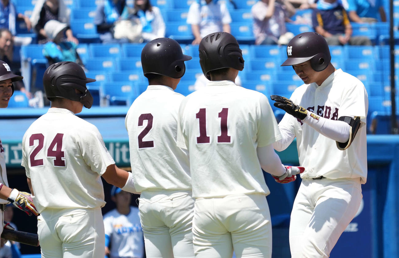 東大対早大　2回裏早大2死満塁、印出（右）は左越えに満塁本塁打を放つ（撮影・小沢裕）