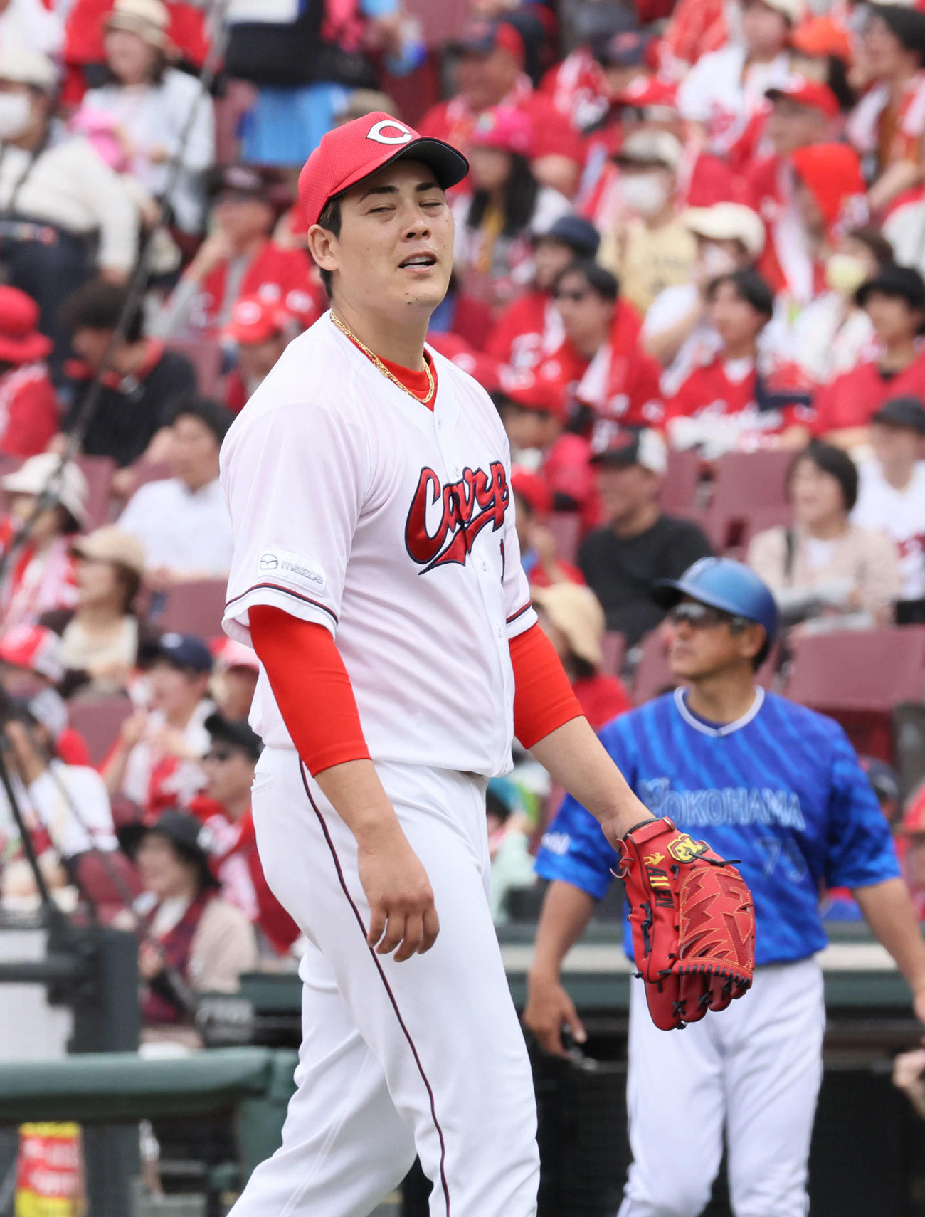 広島対DeNA 6回表DeNA1死一塁、牧に左越え2点本塁打を浴びた九里（撮影・加藤孝規）