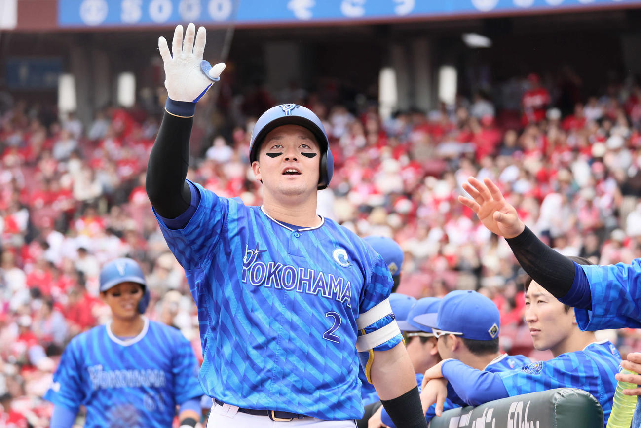 広島対DeNA 6回表DeNA1死一塁、左越え2点本塁打を放った牧（撮影・加藤孝規）