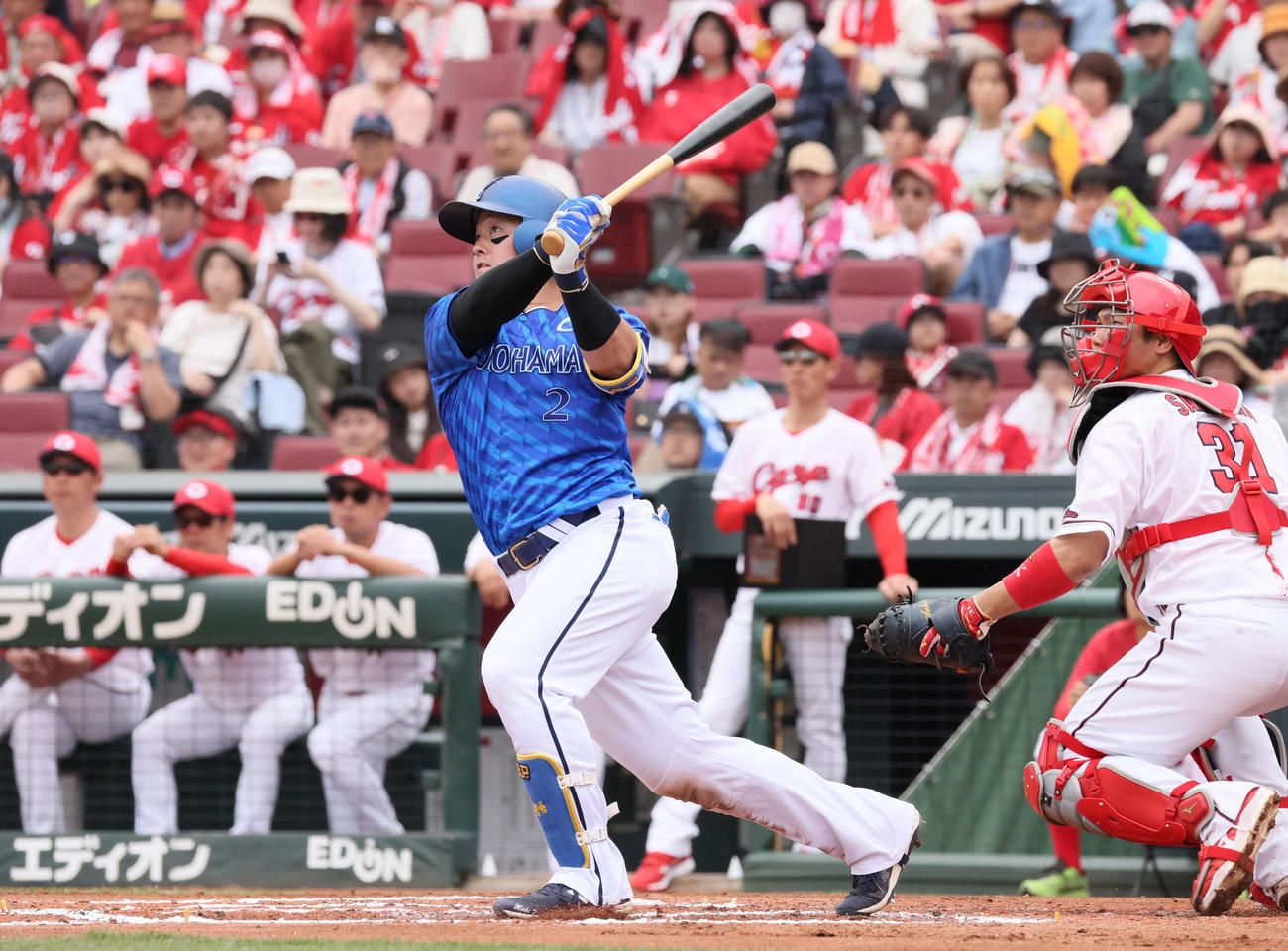広島対DeNA 6回表DeNA1死一塁、牧は左越え2点本塁打を放つ（撮影・加藤孝規）