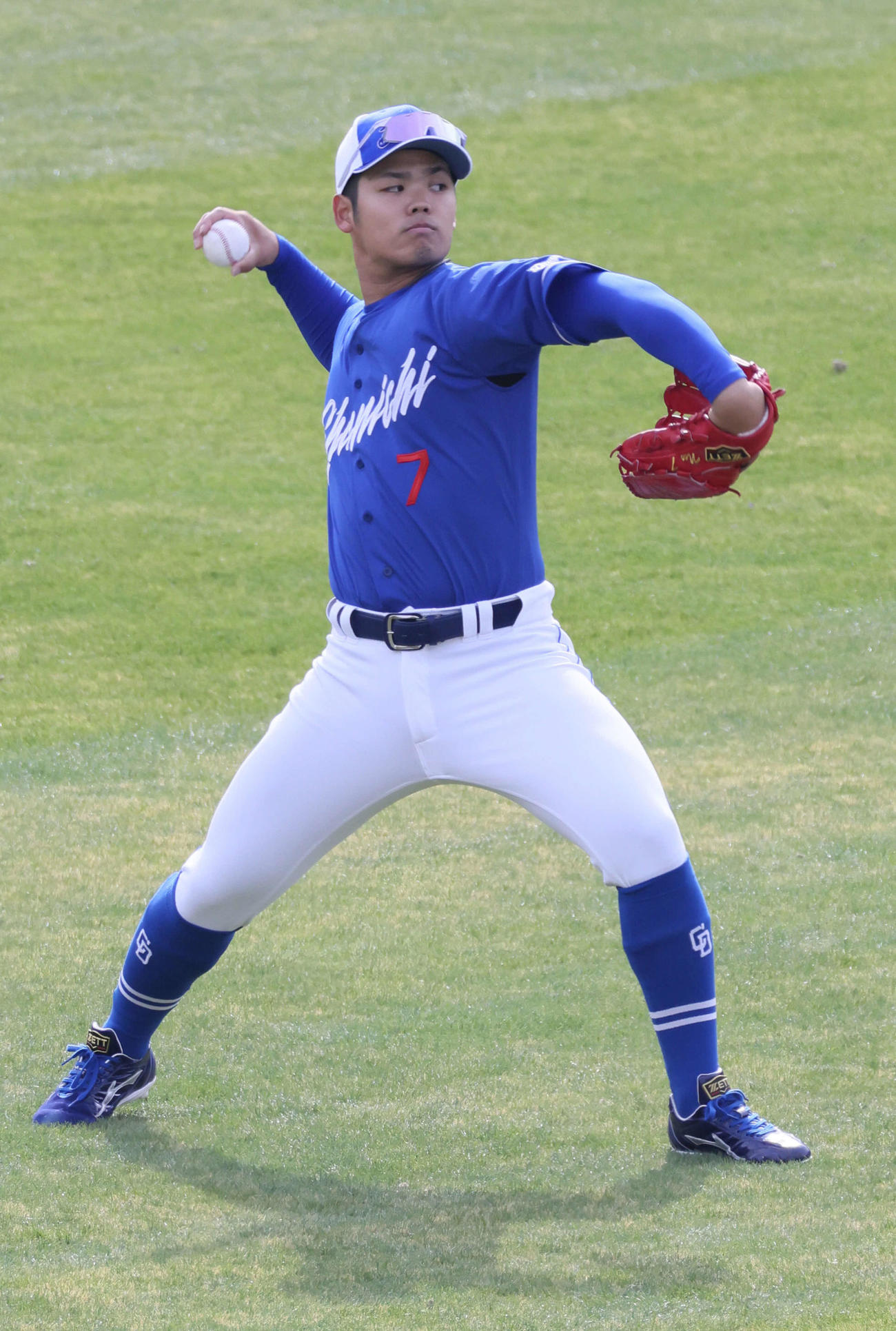 キャッチボールを行う中日根尾昂（2024年3月撮影）