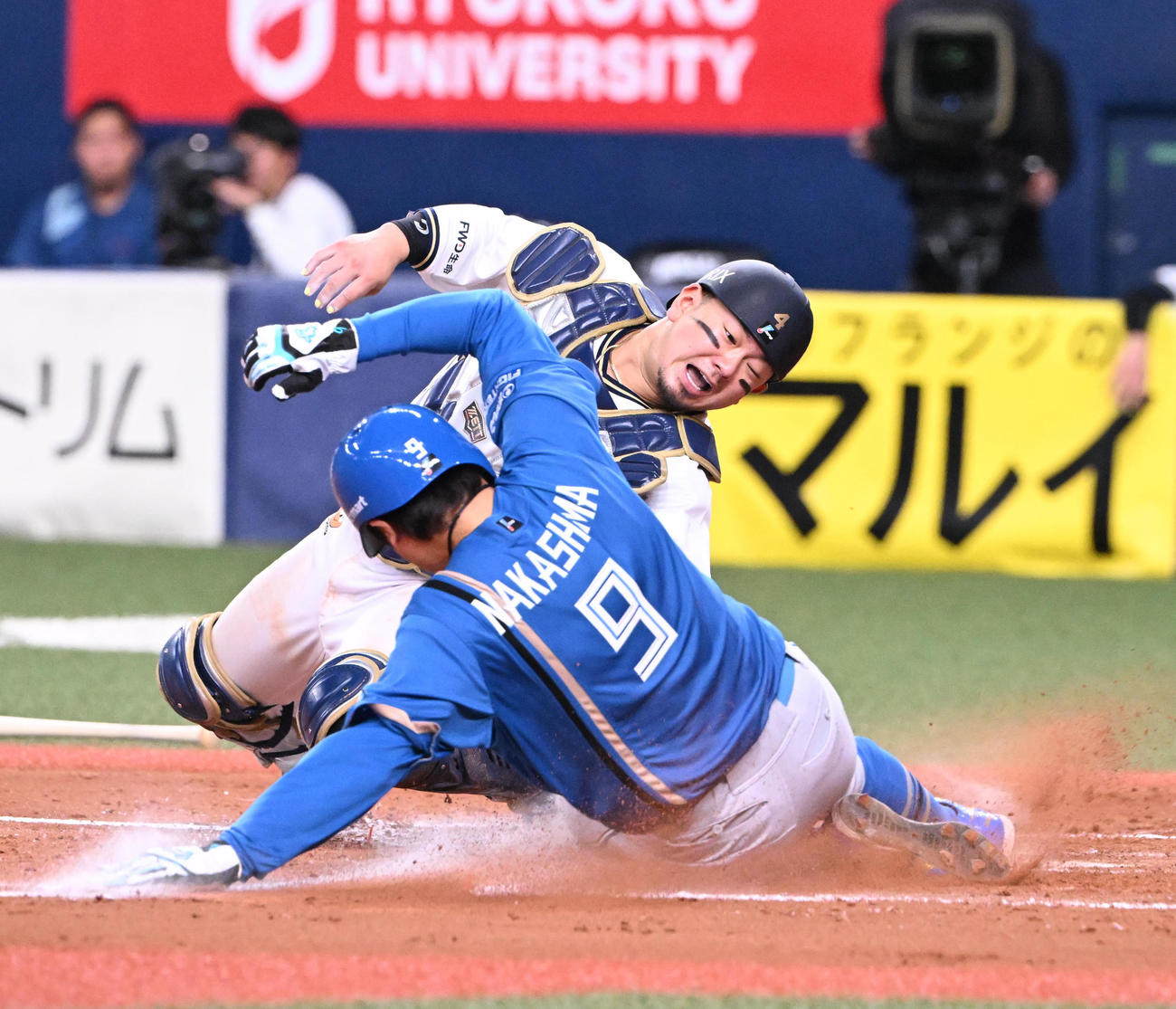 オリックス対日本ハム　8回表日本ハム1死一、三塁、松本剛のスクイズで生還する三塁走者は中島、捕手森（撮影・和賀正仁）