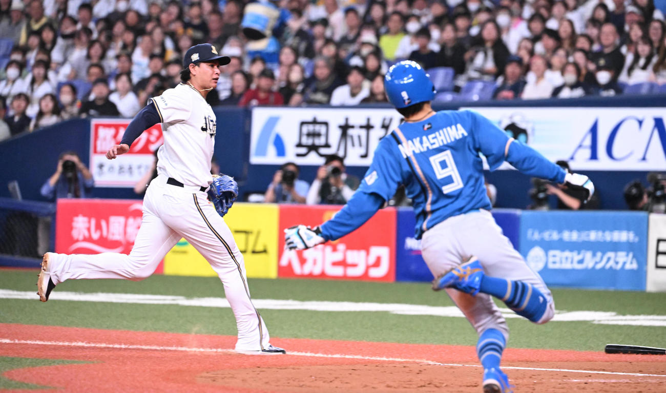 オリックス対日本ハム　8回表日本ハム1死一、三塁、松本剛のスクイズで本塁へ送球する宇田川だがFCとなる、三塁走者は中島（撮影・和賀正仁）