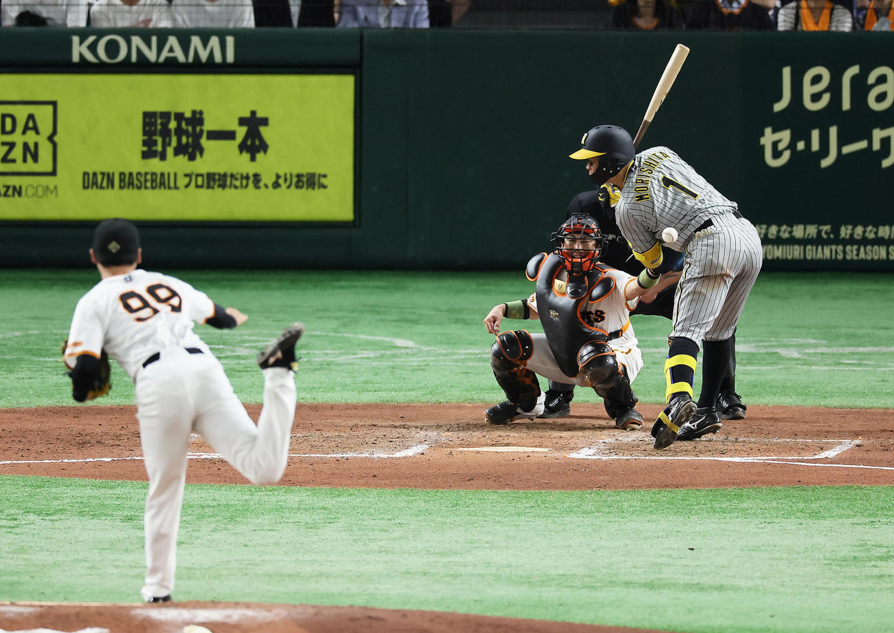 巨人対阪神　8回表阪神無死一塁、森下は死球を受ける。投手京本（撮影・足立雅史）