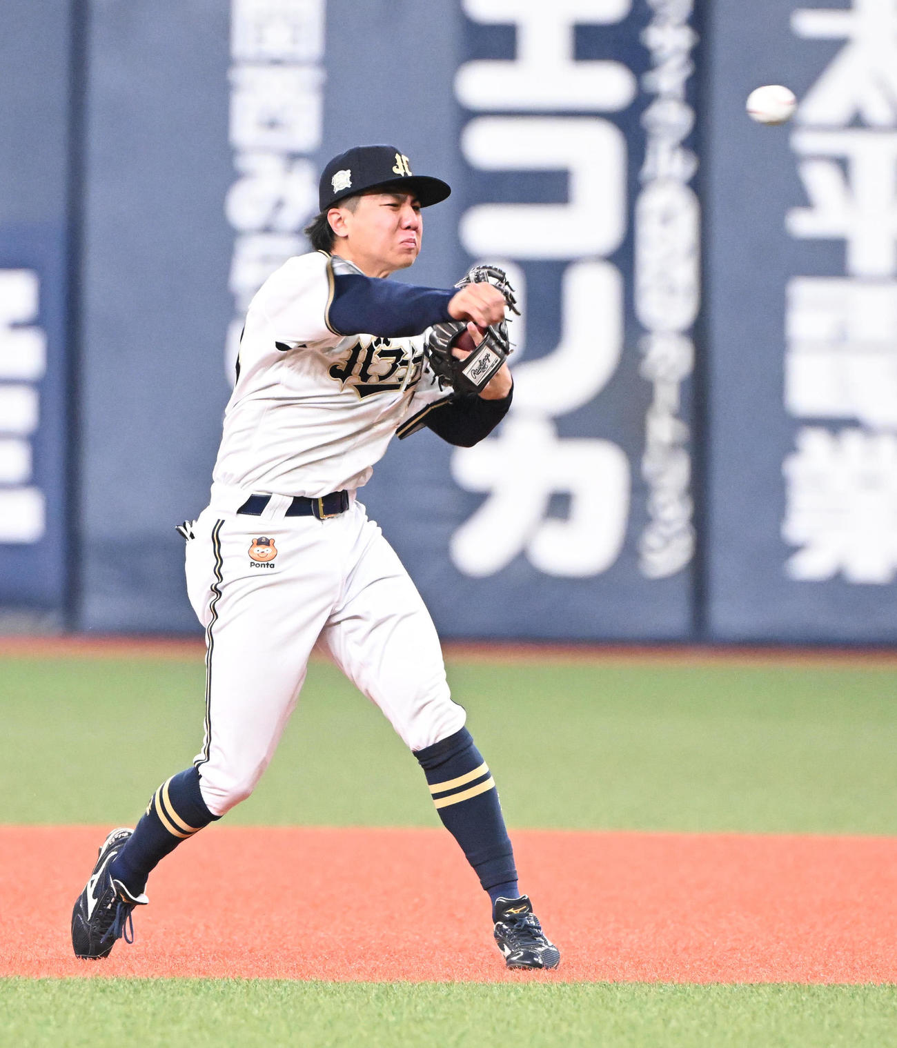 オリックス対日本ハム　8回表日本ハム1死二、三塁、石井の打球を本塁悪送球する二塁手宜保（撮影・和賀正仁）