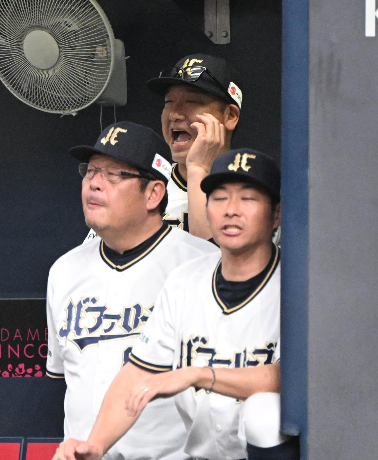 オリックス対日本ハム　ベンチから声を出すオリックス中嶋監督（撮影・和賀正仁）
