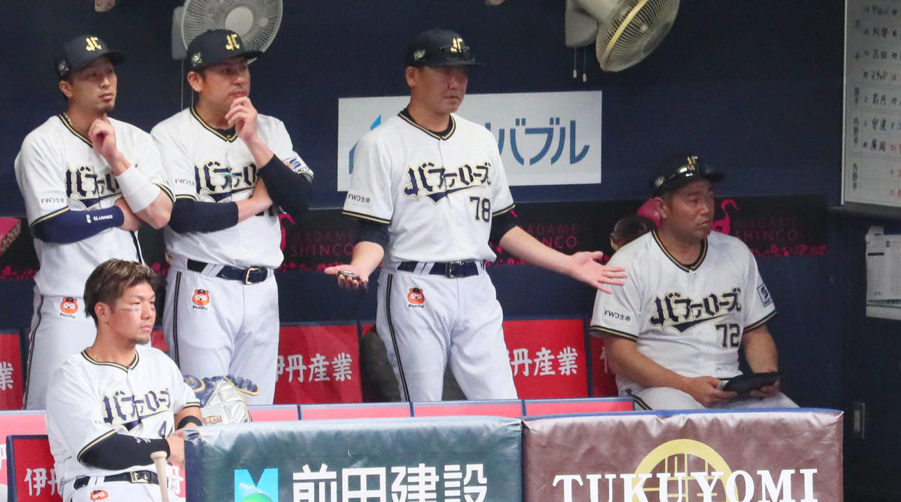 オリックス対日本ハム　7回裏オリックス無死一塁、中嶋監督は打者福田の時、サインがうまく伝わらずベンチで両手を広げる（撮影・宮崎幸一）