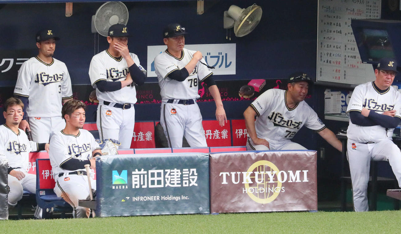 オリックス対日本ハム　7回裏オリックス無死一塁、中嶋監督は打者福田の時、改めてサインを出す（撮影・宮崎幸一）