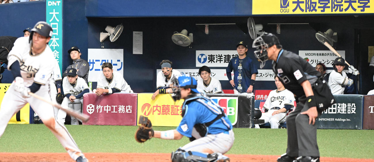 オリックス対日本ハム　9回裏、最後の打者となった来田を見つめるオリックスナイン（撮影・和賀正仁）