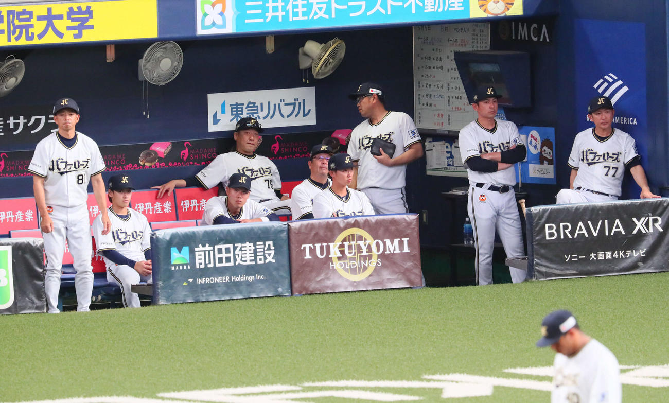オリックス対日本ハム　8回表日本ハム2死一、二塁、水野の2点適時三塁打に落胆する中嶋監督（左から4人目）らオリックスナイン（撮影・宮崎幸一）