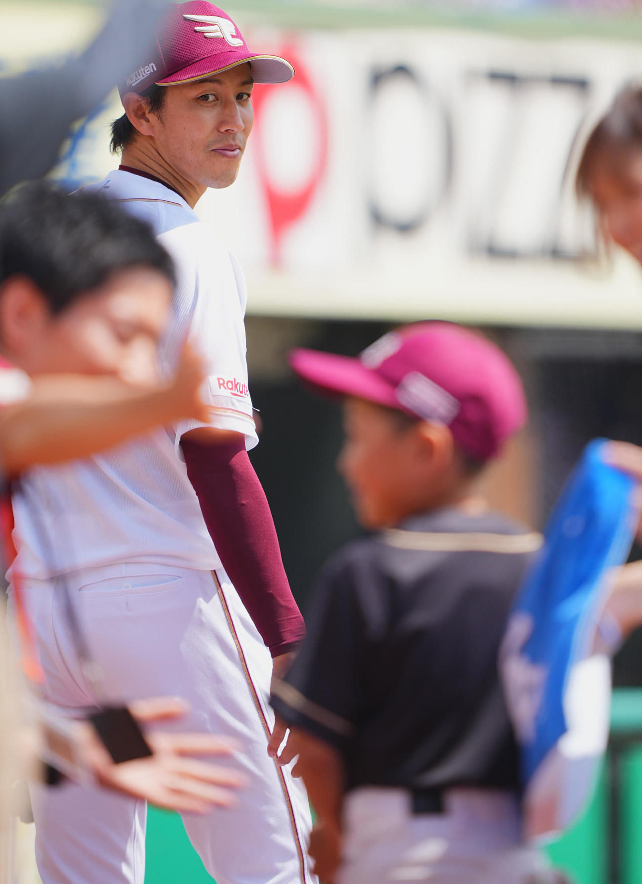 楽天対ロッテ　試合前、子どもにボールを渡し笑みを浮かべる楽天先発の岸（撮影・垰建太）