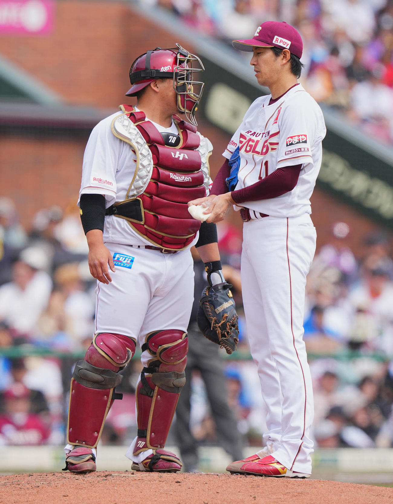 楽天対ロッテ　3回表ロッテ2死一塁、マウンドで言葉を交わす岸（右）と石原（撮影・垰建太）