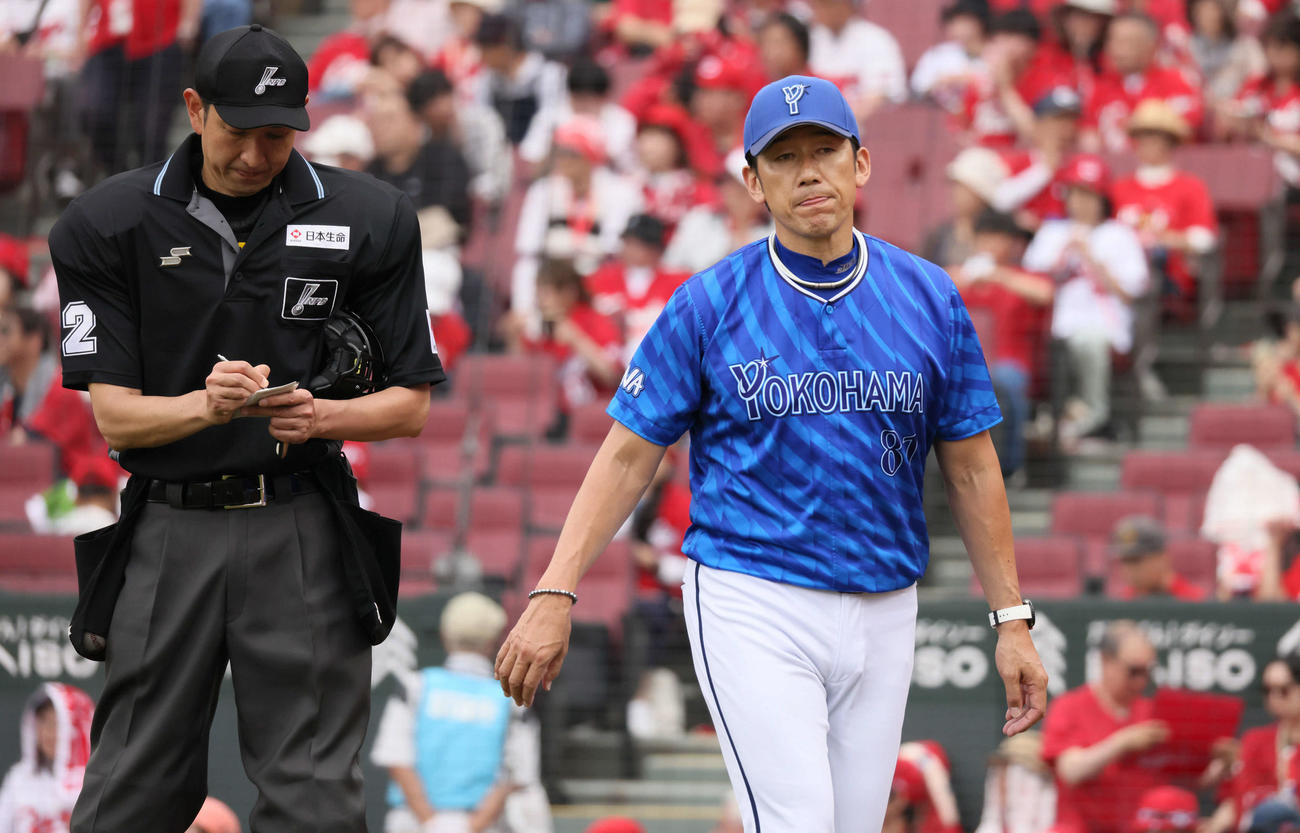 広島対DeNA 9回表終了時、交代を告げる三浦監督（撮影・加藤孝規）
