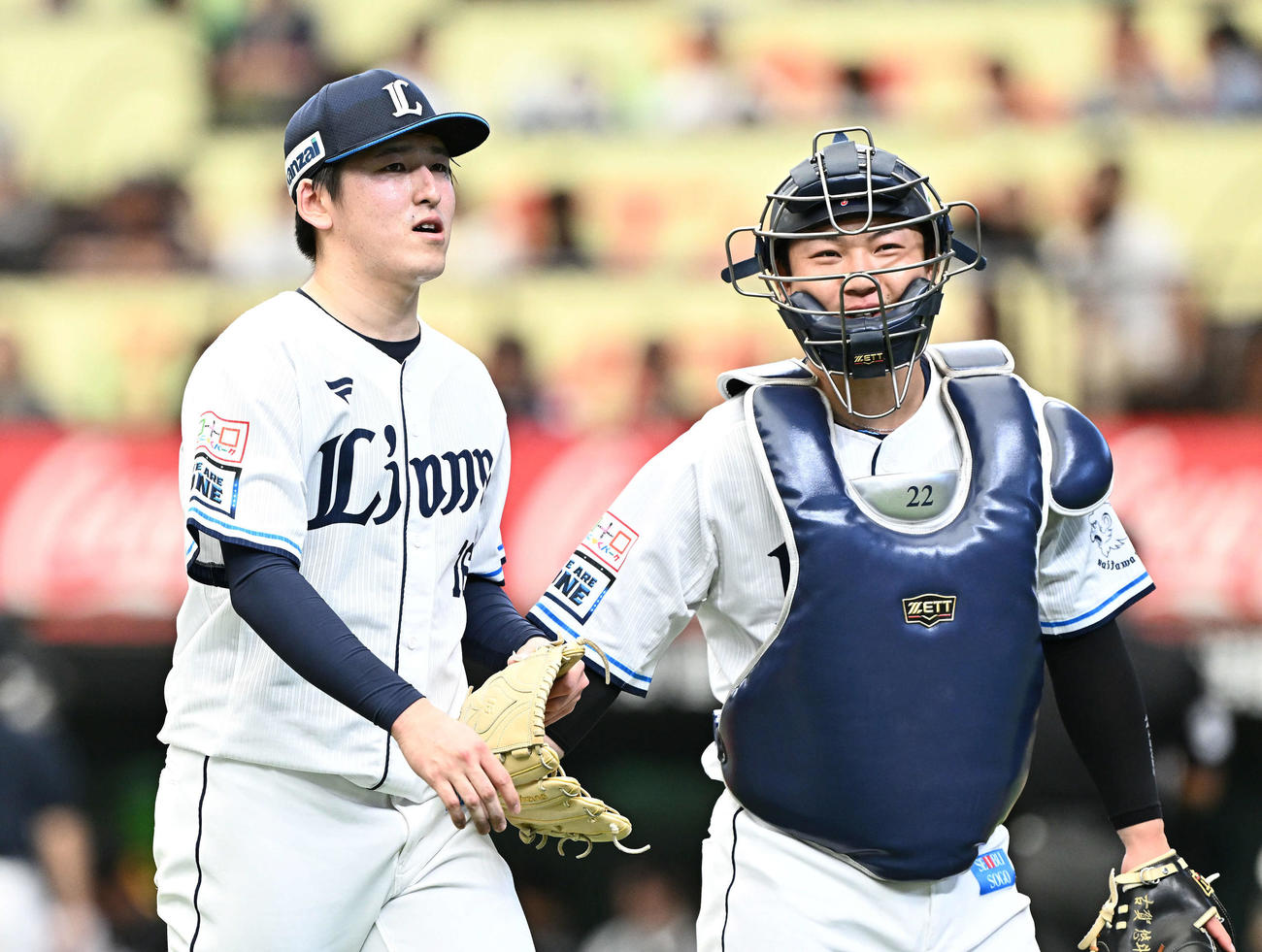 西武対ソフトバンク　1回表に先制を許し厳しい表情で引き揚げる西武先発の隅田（左）と古賀（撮影・滝沢徹郎）
