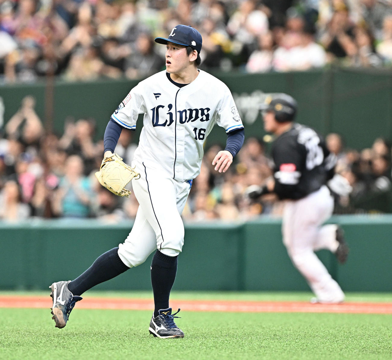 西武対ソフトバンク　1回表ソフトバンク2死一塁、山川（後方）に先制適時二塁打を許す隅田（撮影・滝沢徹郎）