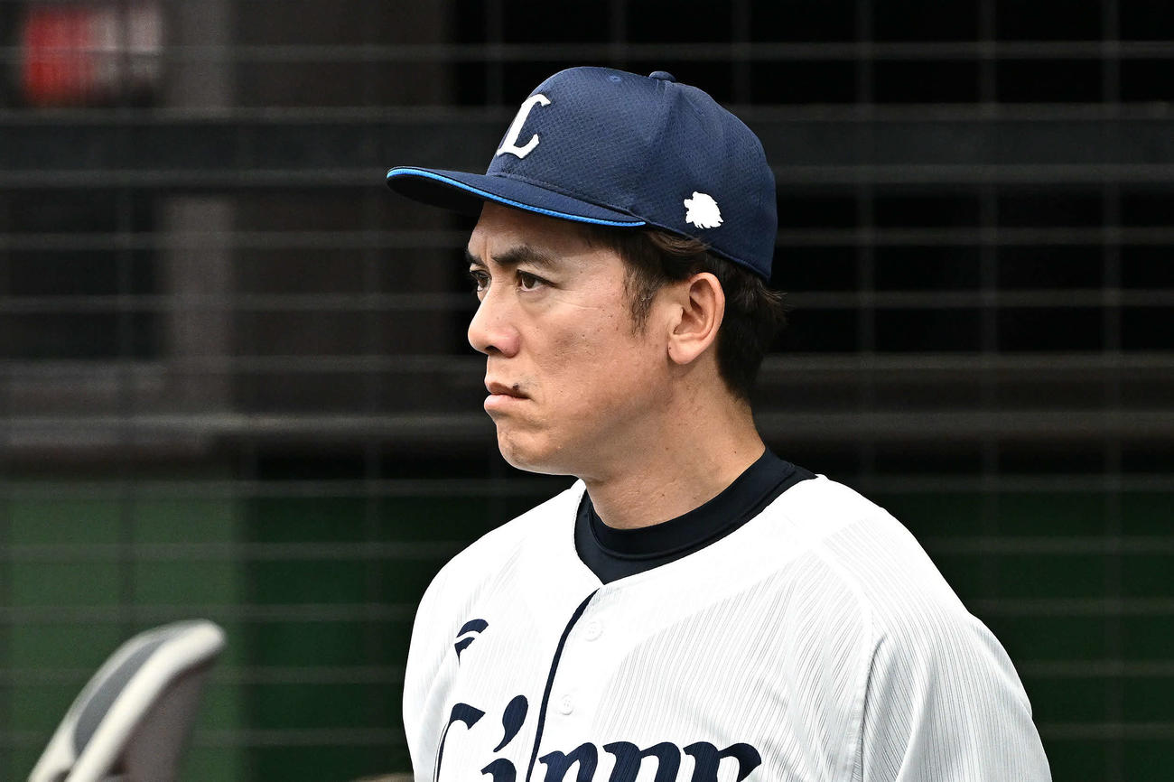 西武対ソフトバンク　戦況を見守る西武松井監督（撮影・滝沢徹郎