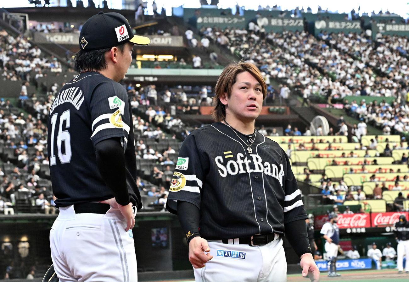 西武対ソフトバンク　5回表、ベンチ前で話すソフトバンク東浜（左）と甲斐（撮影・滝沢徹郎）