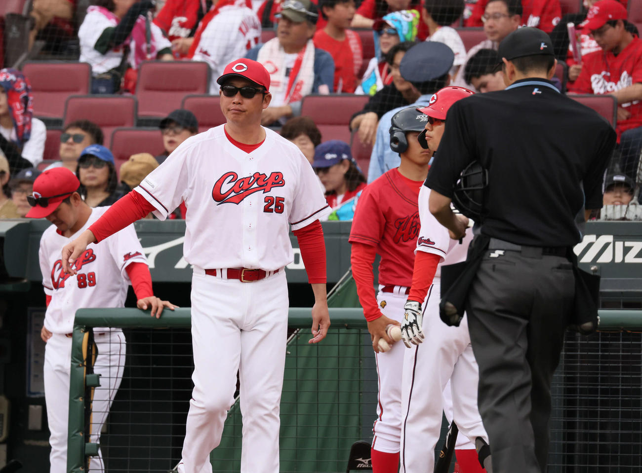 広島対DeNA 7回裏終了時、交代を告げる新井監督（撮影・加藤孝規）