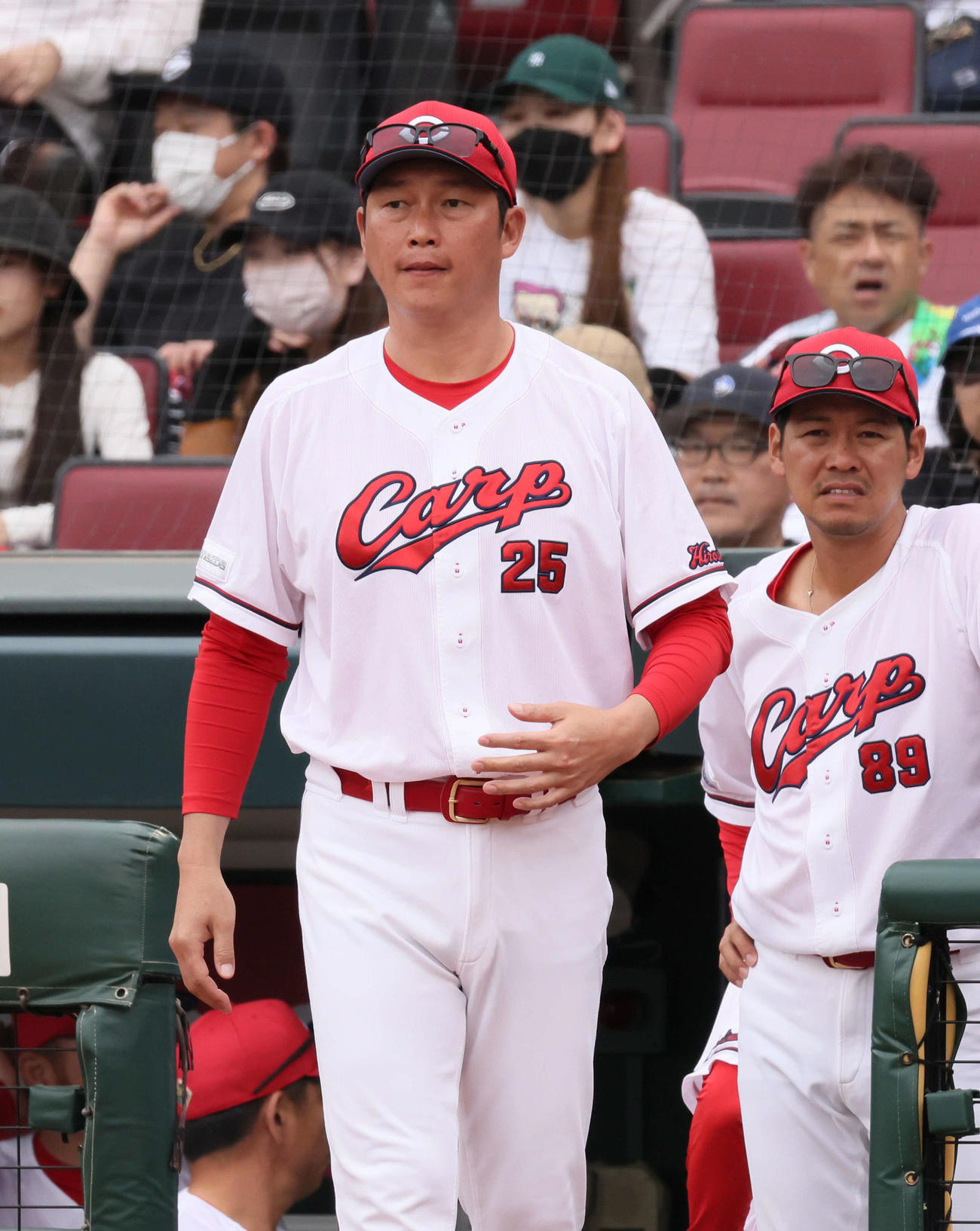 広島対DeNA 8回裏終了時、交代を告げる新井監督（撮影・加藤孝規）