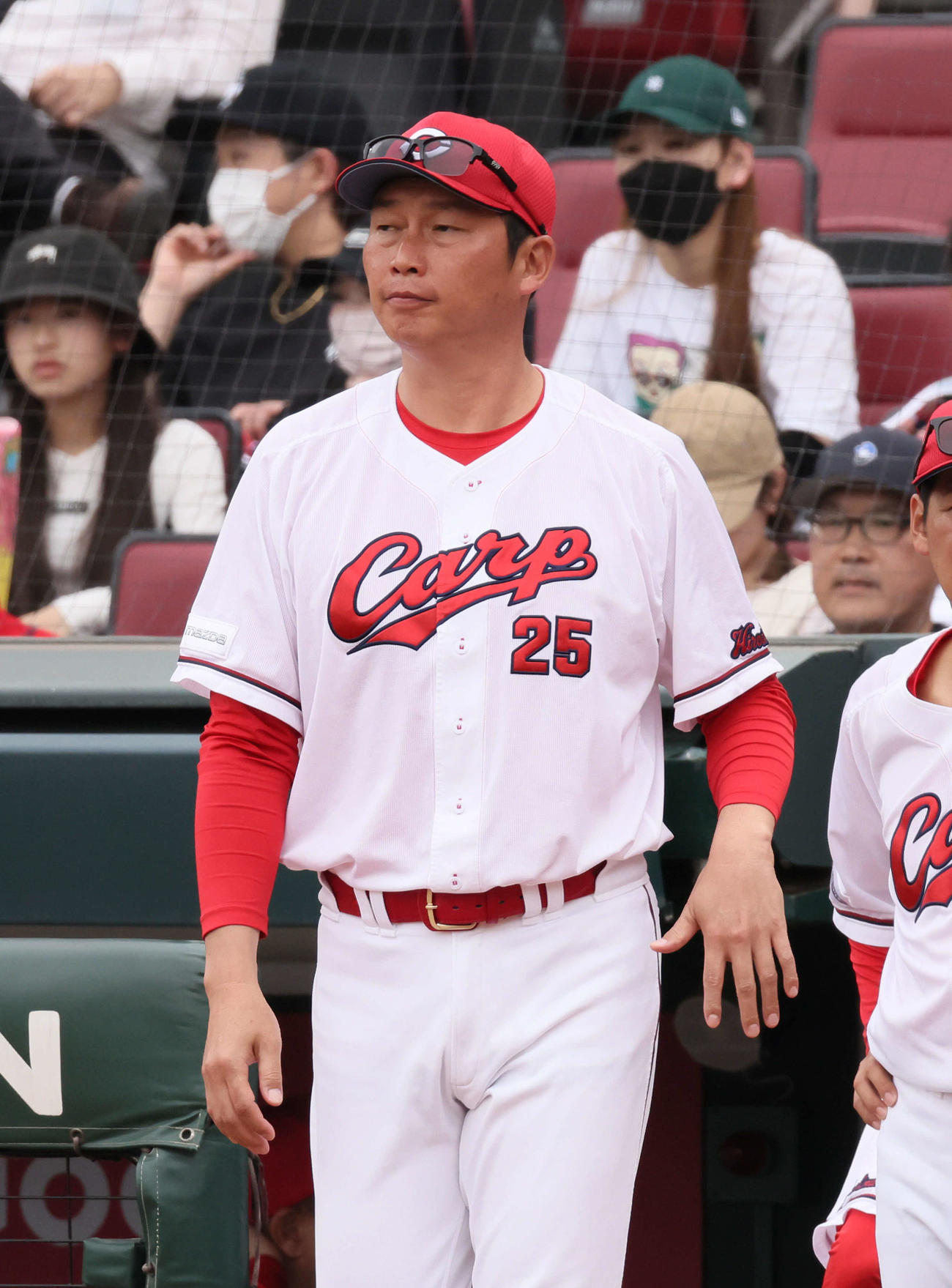 広島対DeNA 8回裏終了時、交代を告げる新井監督（撮影・加藤孝規）