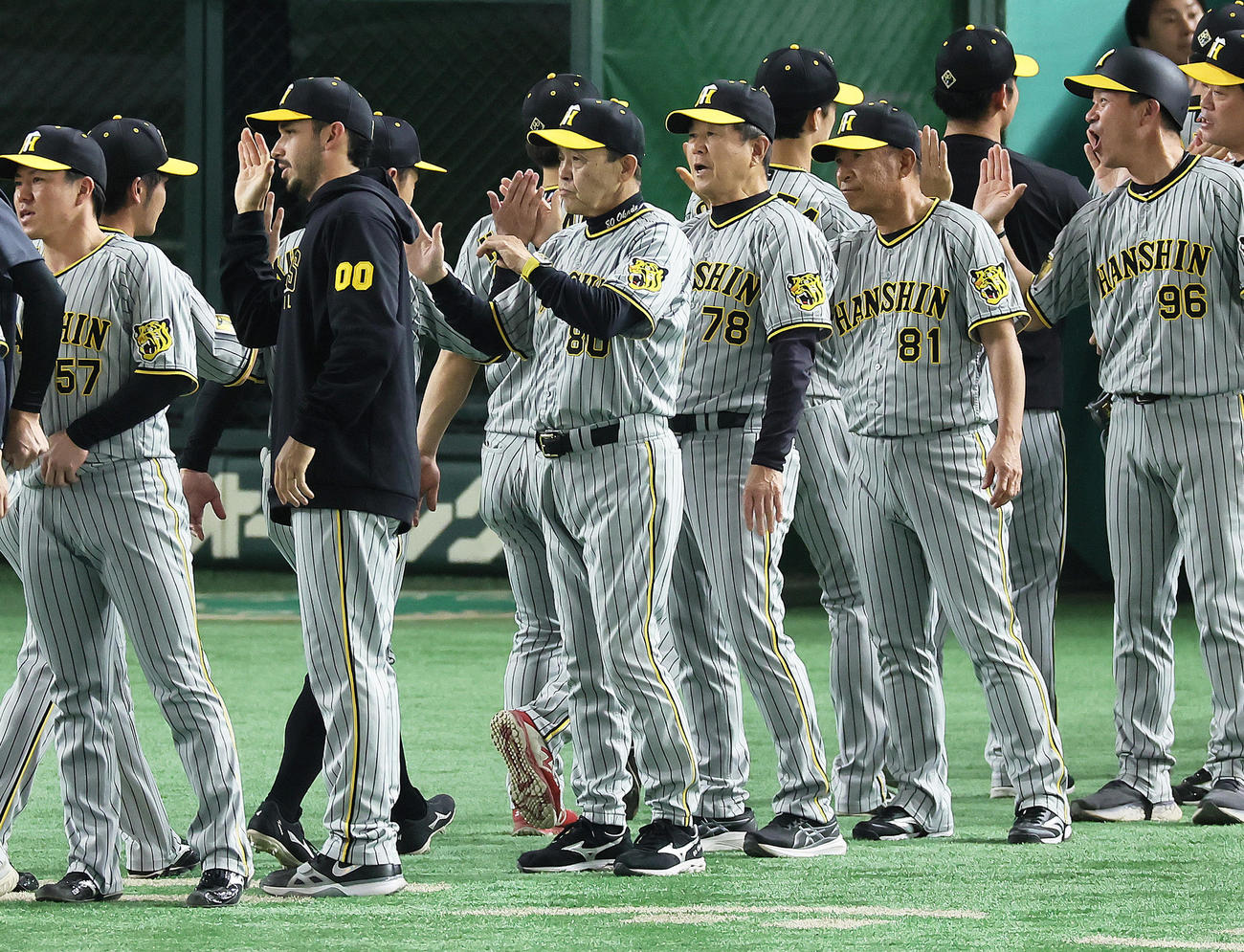 巨人対阪神　巨人に勝利しナインを迎える阪神岡田監督（中央左）（撮影・足立雅史）