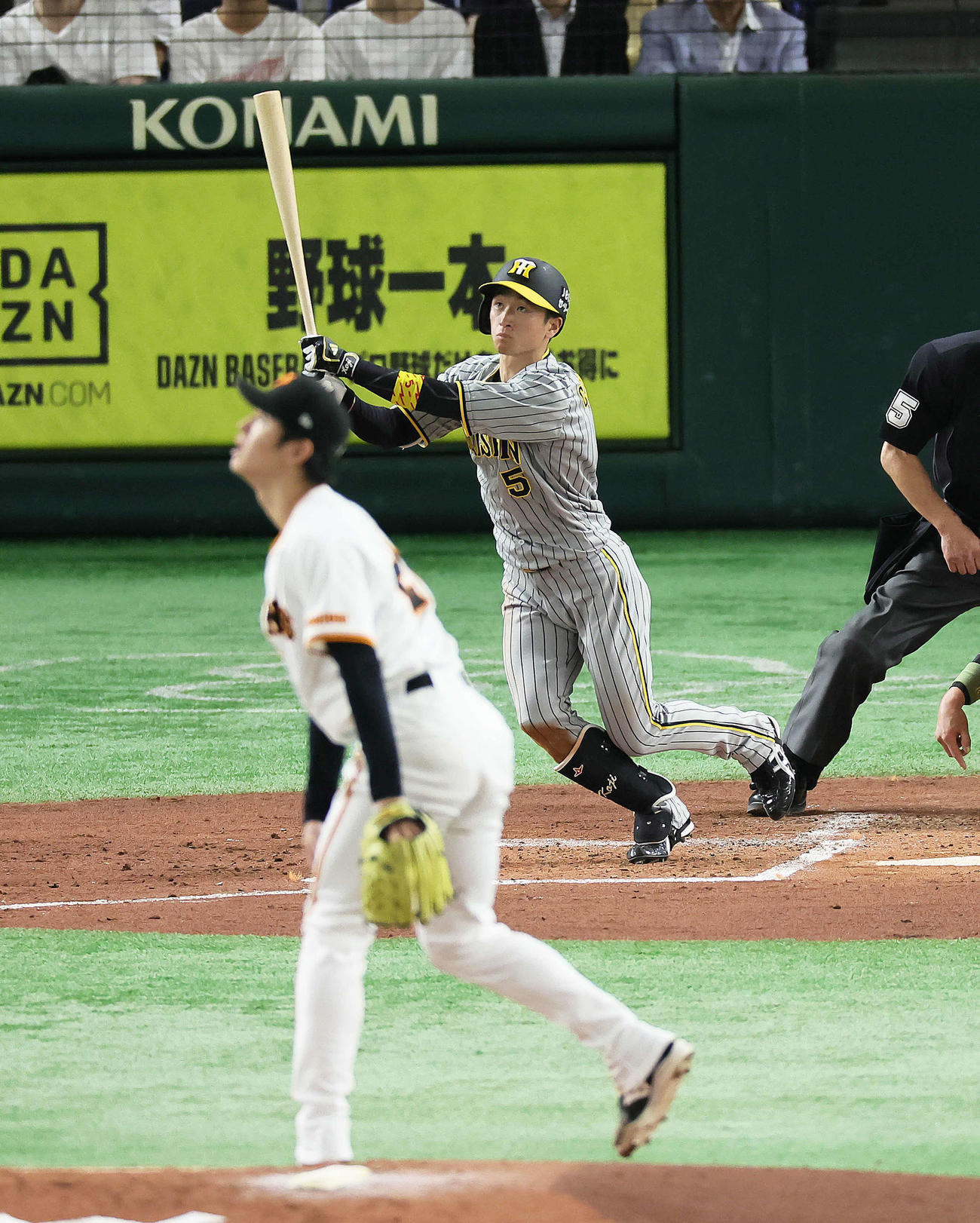 巨人対阪神　3回表阪神1死二塁、近本は右越え2点本塁打を放つ。投手高橋礼（撮影・足立雅史）