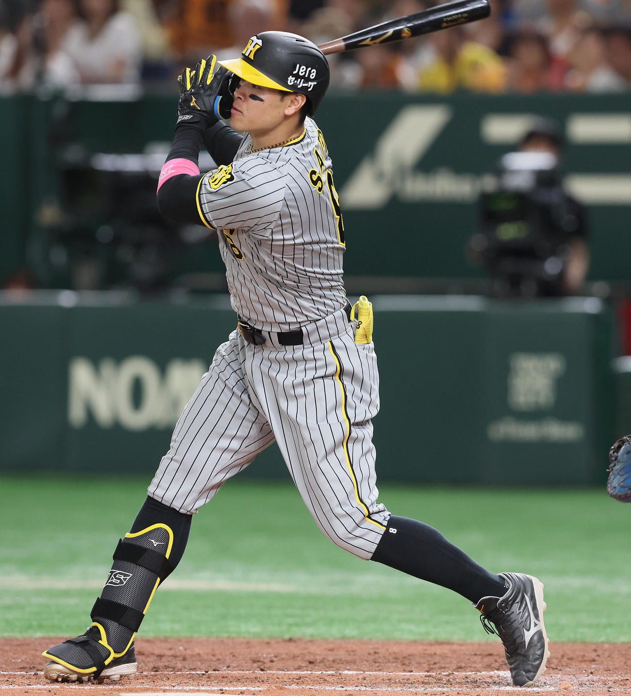 巨人対阪神　3回表阪神1死一塁、佐藤輝は左適時打を放つ（撮影・加藤哉）