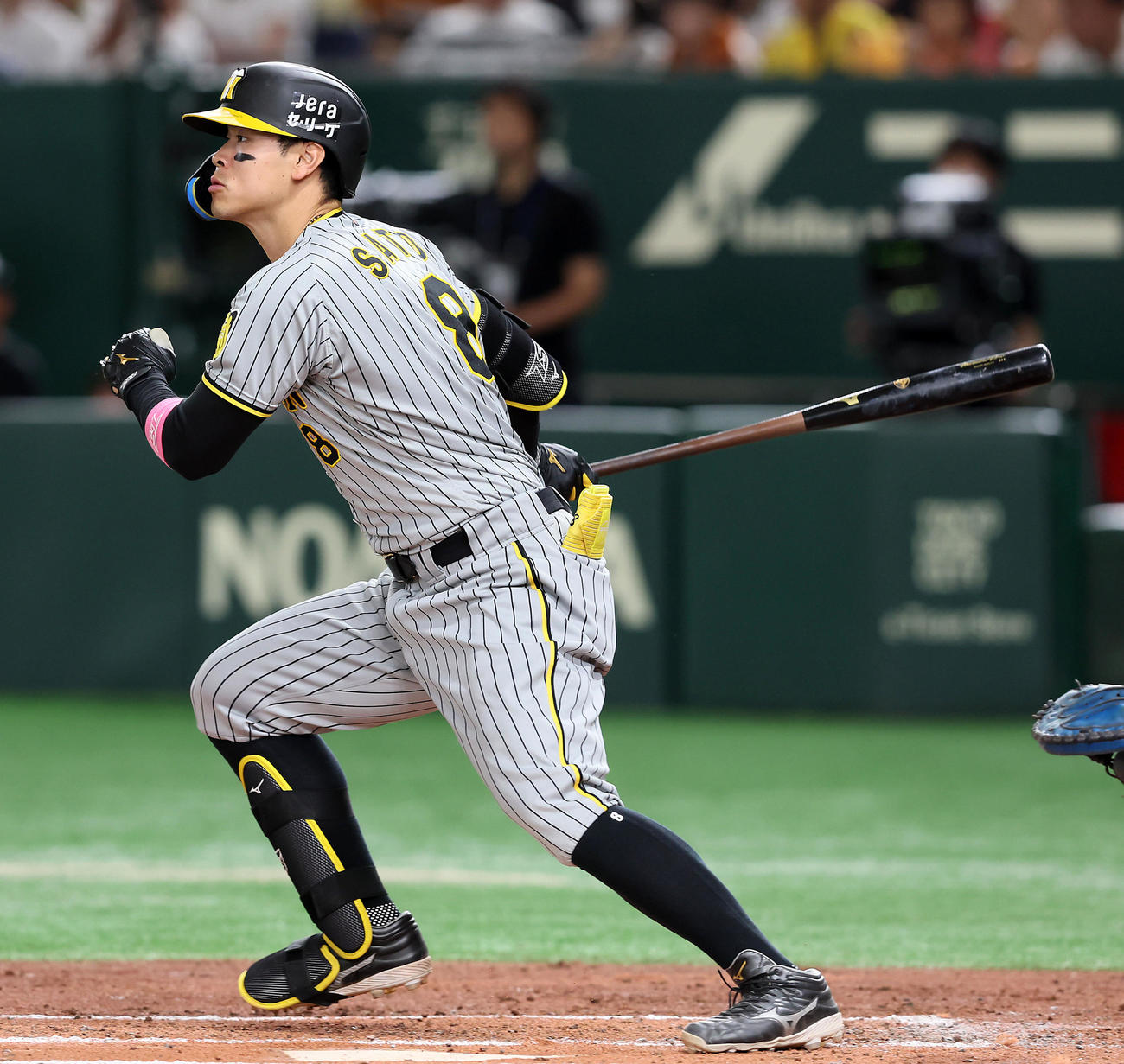 巨人対阪神　3回表阪神1死一塁、佐藤輝は左適時打を放つ（撮影・加藤哉）