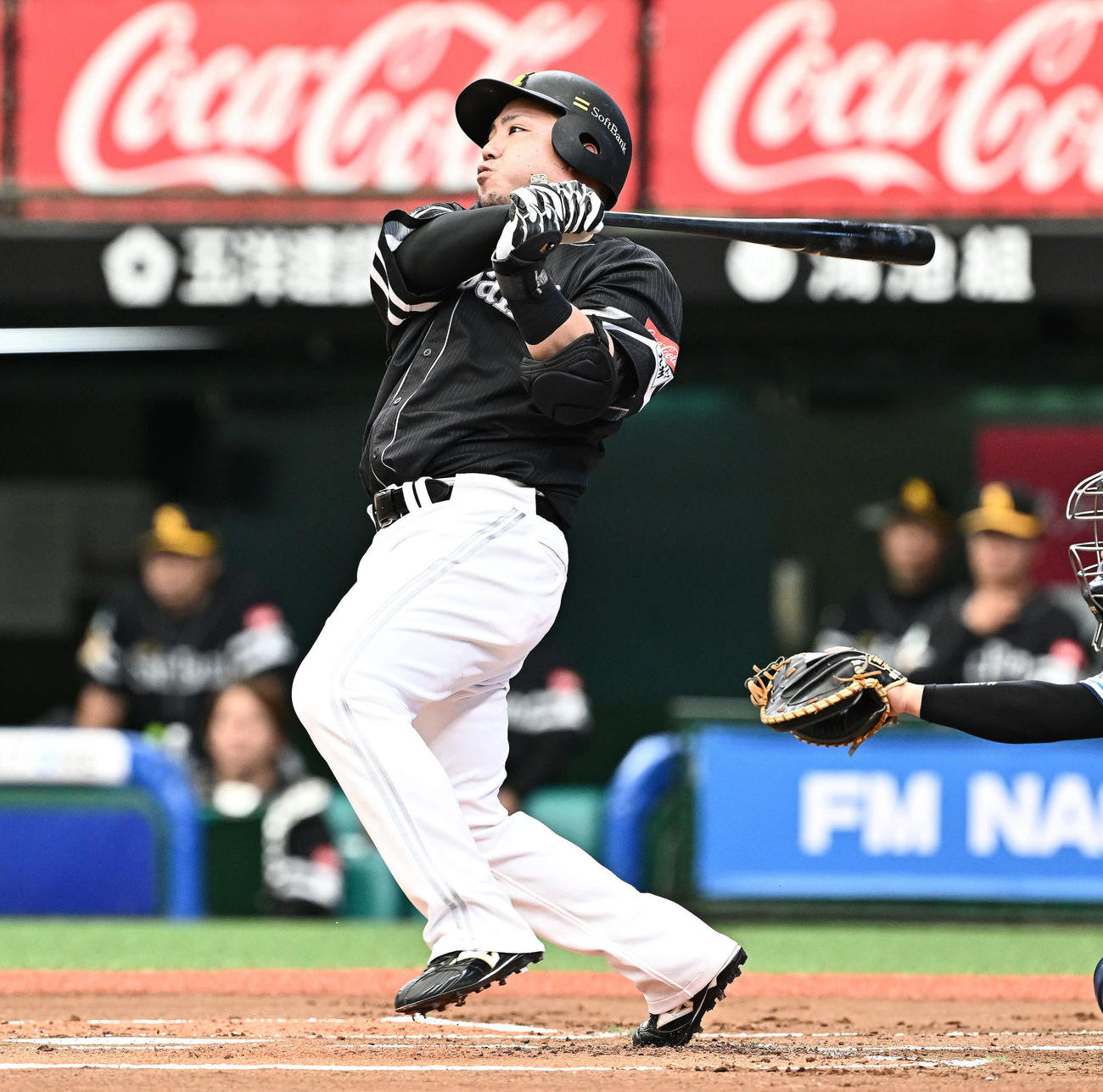 西武対ソフトバンク　1回表ソフトバンク2死一塁、山川は先制左前適時二塁打を放つ（撮影・滝沢徹郎）