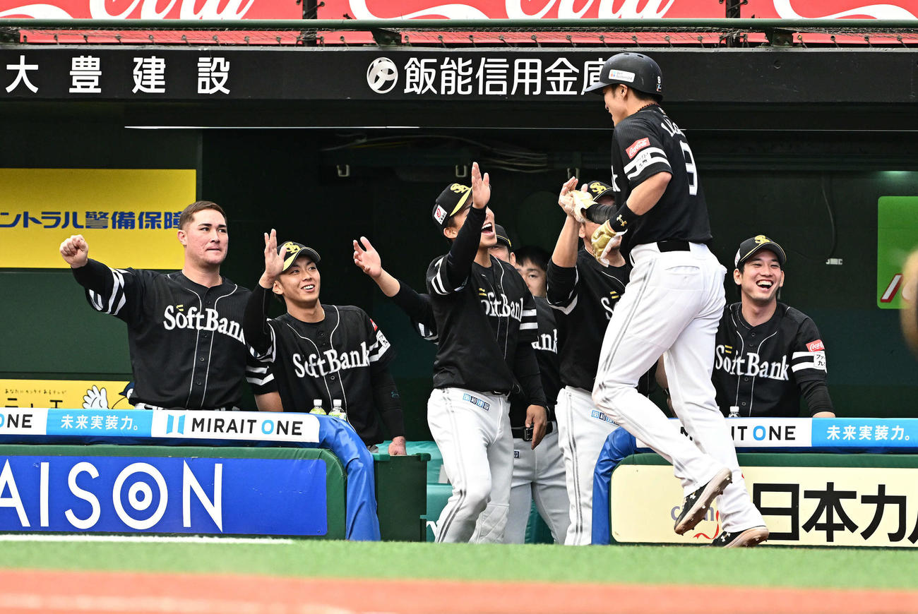 西武対ソフトバンク　1回表ソフトバンク2死一塁、山川の先制適時二塁打で生還した柳田（手前）はチームメートとタッチをかわす（撮影・滝沢徹郎）