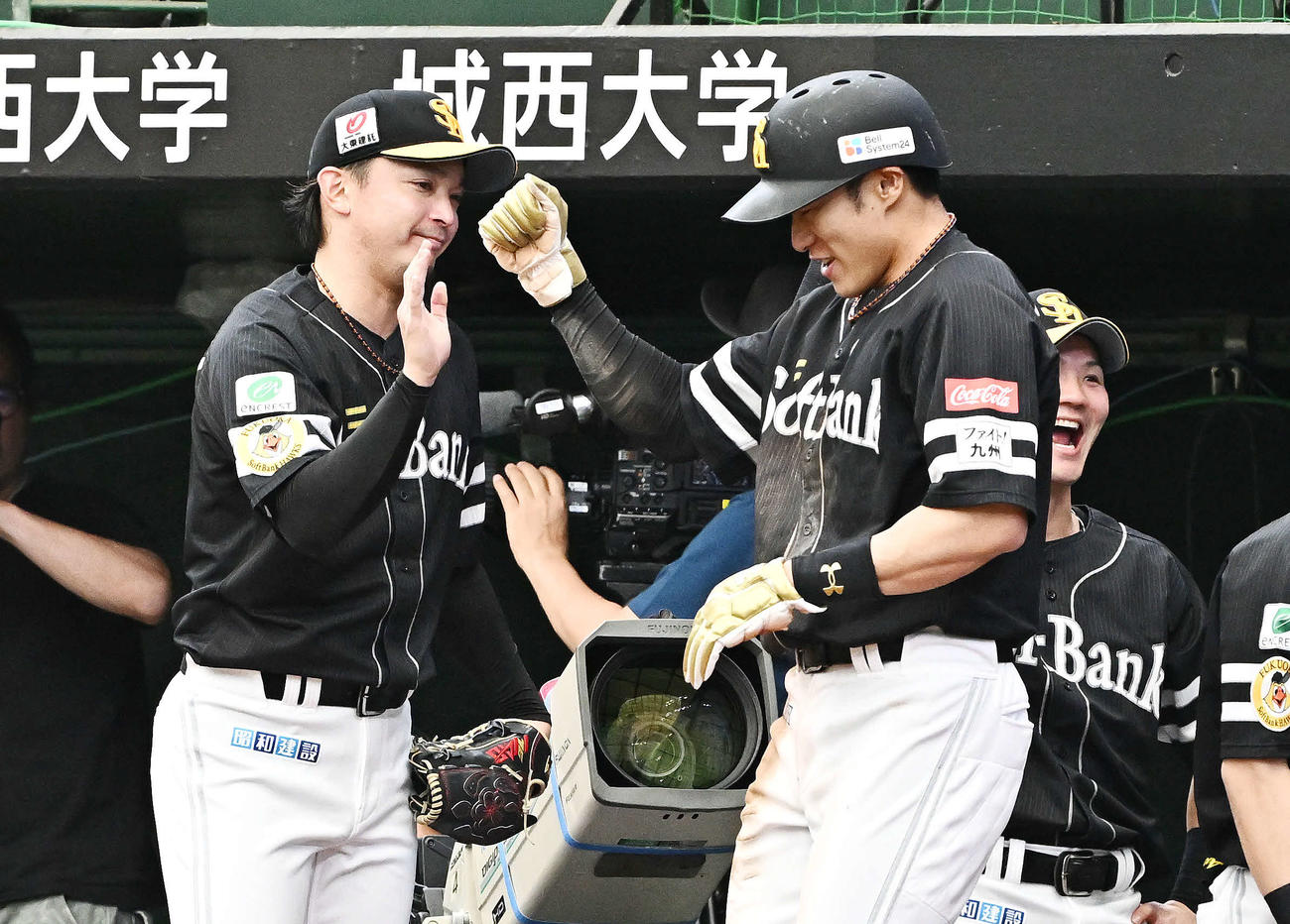 西武対ソフトバンク　1回表ソフトバンク2死一塁、山川の先制適時二塁打で生還した柳田（右手前）とタッチをかわす東浜（撮影・滝沢徹郎）