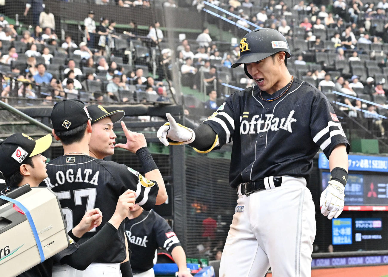 西武対ソフトバンク　4回表ソフトバンク無死、ソロ本塁打を放った柳田（右）は生還しポーズを決める（撮影・滝沢徹郎）