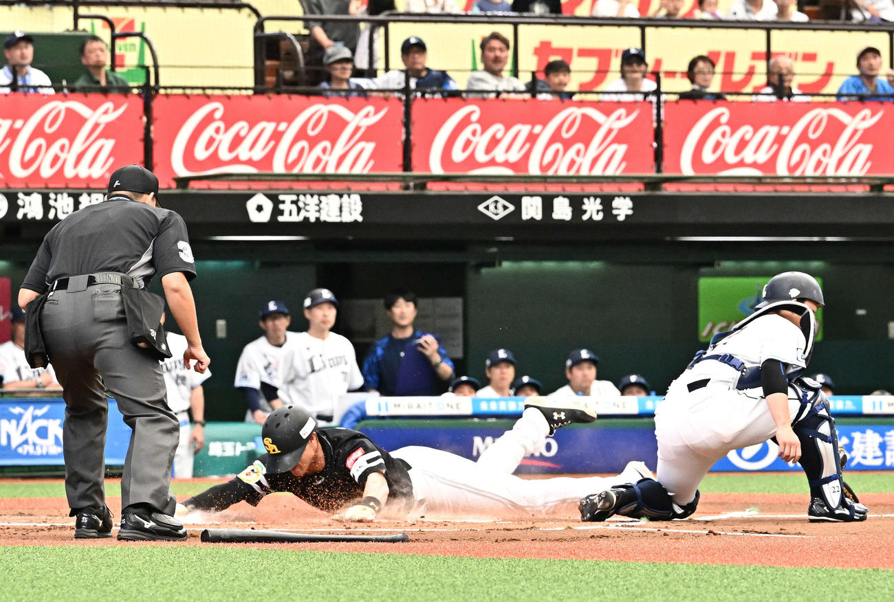 西武対ソフトバンク　1回表ソフトバンク2死一塁、山川の先制適時二塁打で生還する柳田（左）。捕手古賀（撮影・滝沢徹郎）