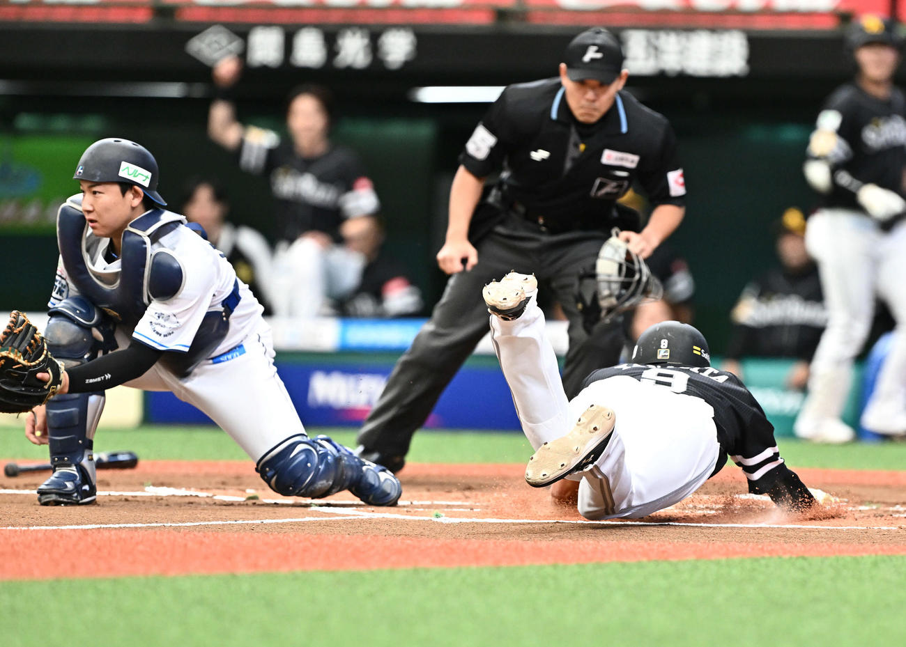 西武対ソフトバンク　1回表ソフトバンク2死一塁、山川の先制適時二塁打で生還する柳田（右）。捕手古賀（撮影・滝沢徹郎）