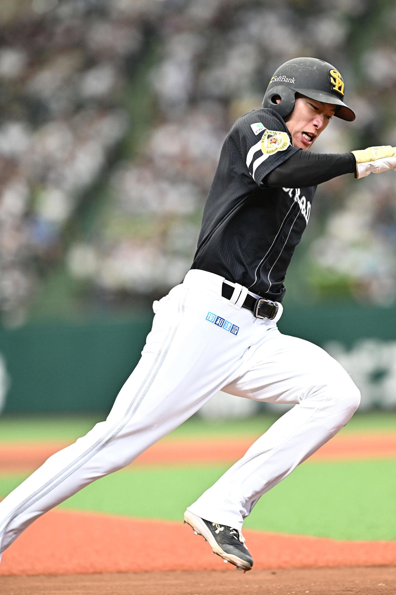 西武対ソフトバンク　1回表ソフトバンク2死一塁、山川の先制適時二塁打で三塁を回る柳田（撮影・滝沢徹郎）