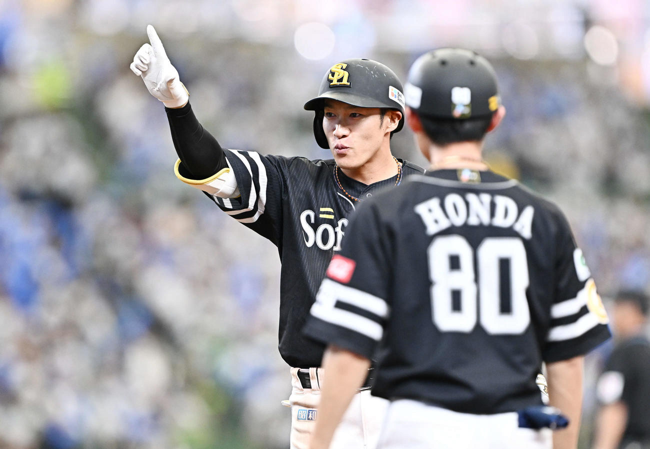 西武対ソフトバンク　7回表ソフトバンク1死満塁、柳田は中前2点適時打を放ちベンチに向かってポーズを決める（撮影・滝沢徹郎）