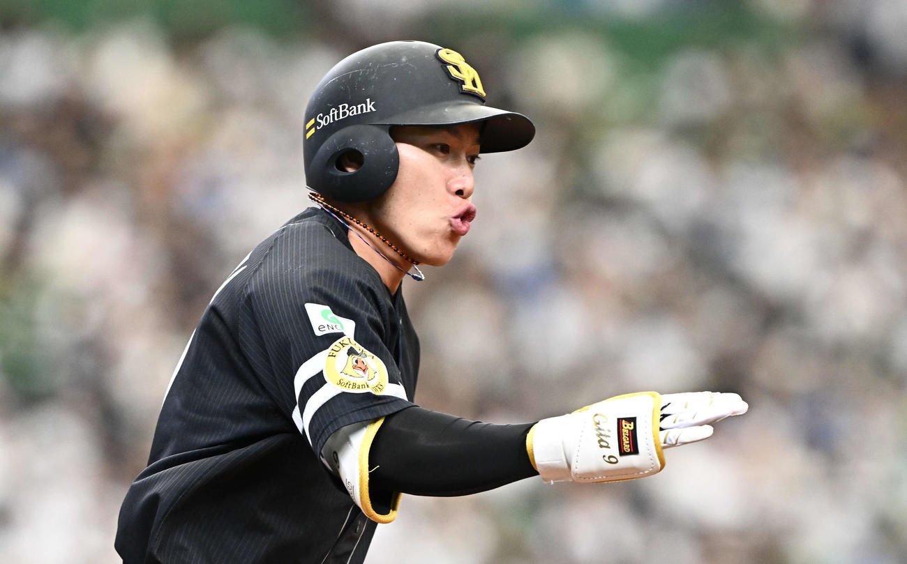 西武対ソフトバンク　4回表ソフトバンク無死、柳田はソロ本塁打を放ちダイヤモンドを1周する（撮影・滝沢徹郎）
