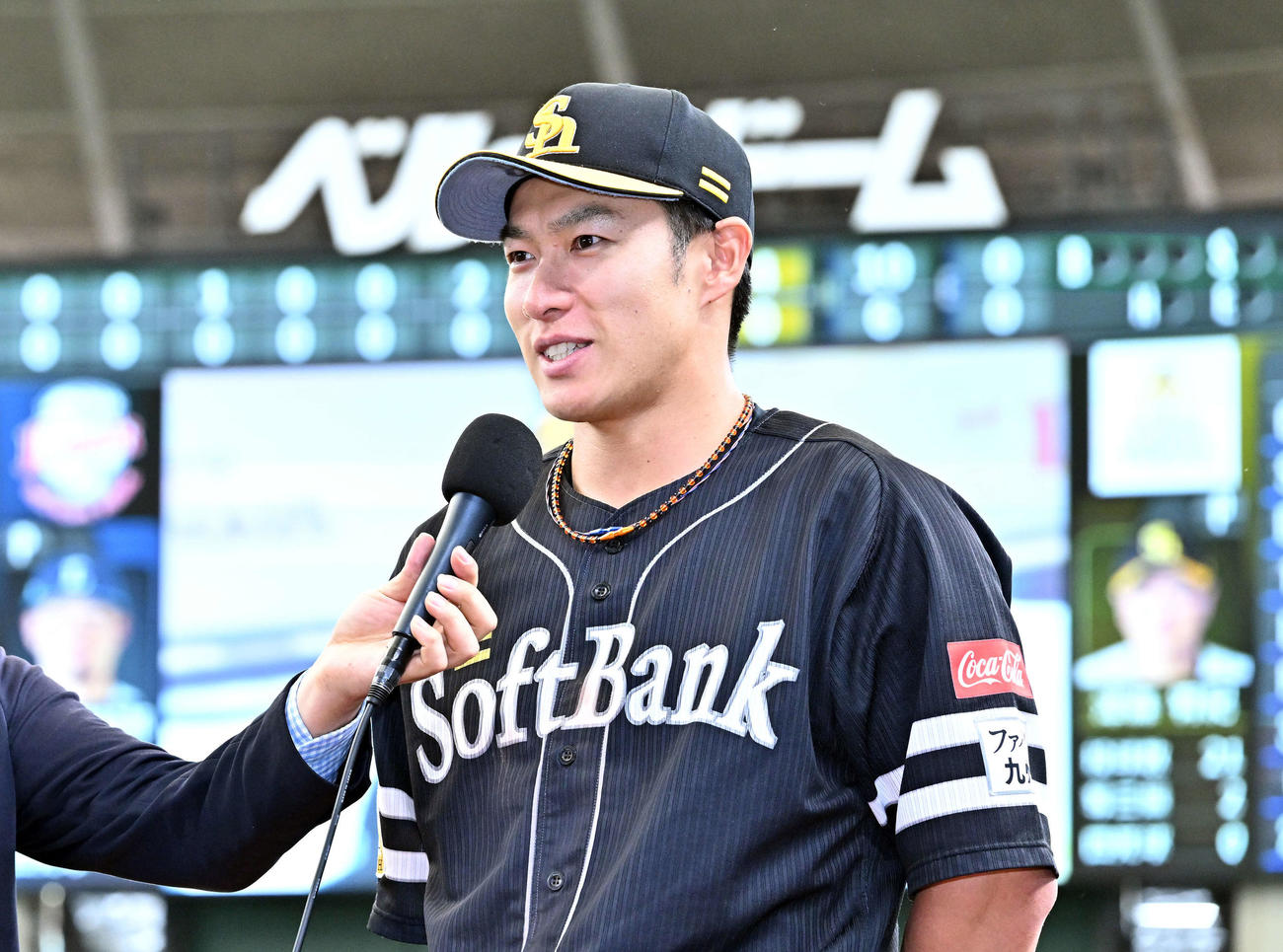 西武対ソフトバンク　ヒーローインタビューを受けるソフトバンク柳田（撮影・滝沢徹郎）