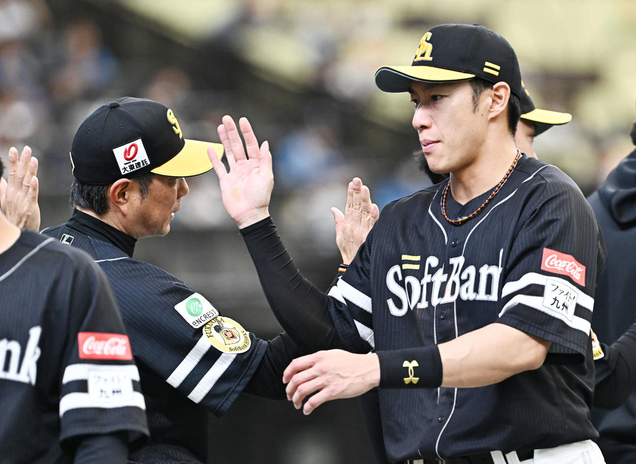 西武対ソフトバンク　試合後、タッチをかわすソフトバンク小久保監督（左）と柳田（撮影・滝沢徹郎）