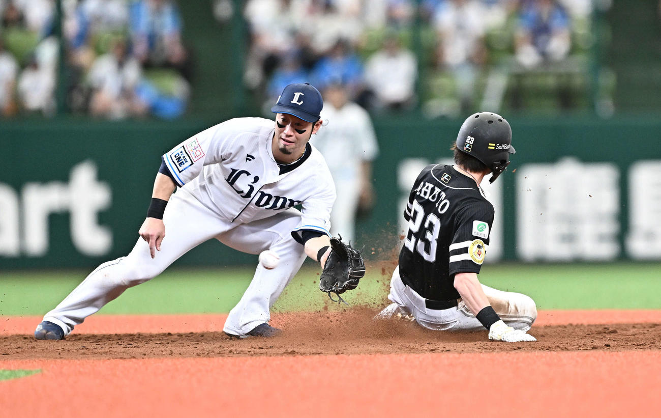 西武対ソフトバンク　9回表ソフトバンク2死一塁、周東（右）は二塁盗塁を決める。二塁手外崎（撮影・滝沢徹郎）