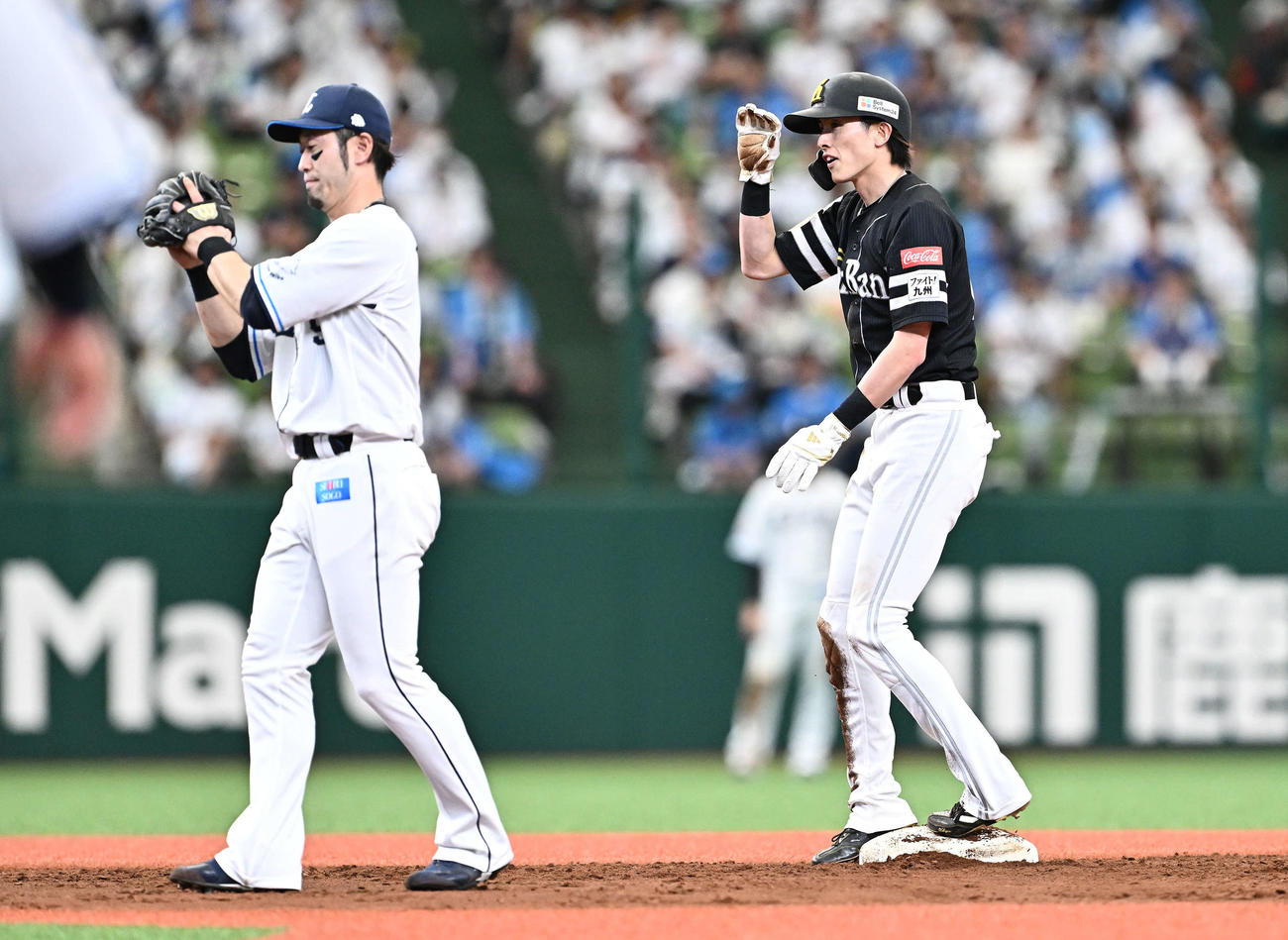 西武対ソフトバンク　9回表ソフトバンク2死一塁、二塁盗塁を決めた周東（右）。二塁手外崎（撮影・滝沢徹郎）