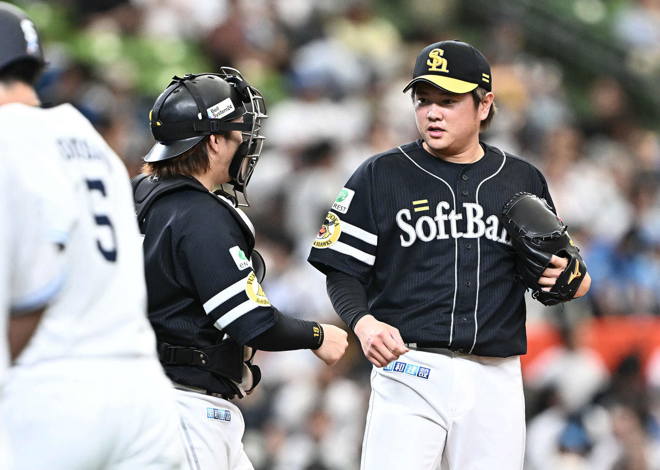 西武対ソフトバンク　9回裏、ソフトバンク5番手で試合を締めた津森（右）は甲斐とタッチをかわす（撮影・滝沢徹郎）