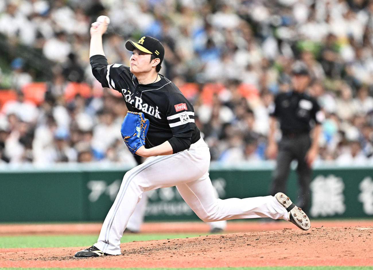 西武対ソフトバンク　8回裏、ソフトバンク4番手で登板する松本裕（撮影・滝沢徹郎）