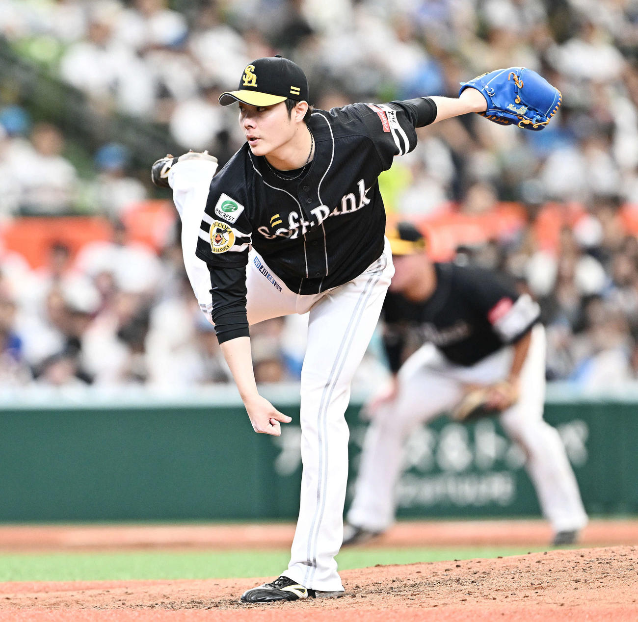 西武対ソフトバンク　8回裏、ソフトバンク4番手で登板する松本裕（撮影・滝沢徹郎）