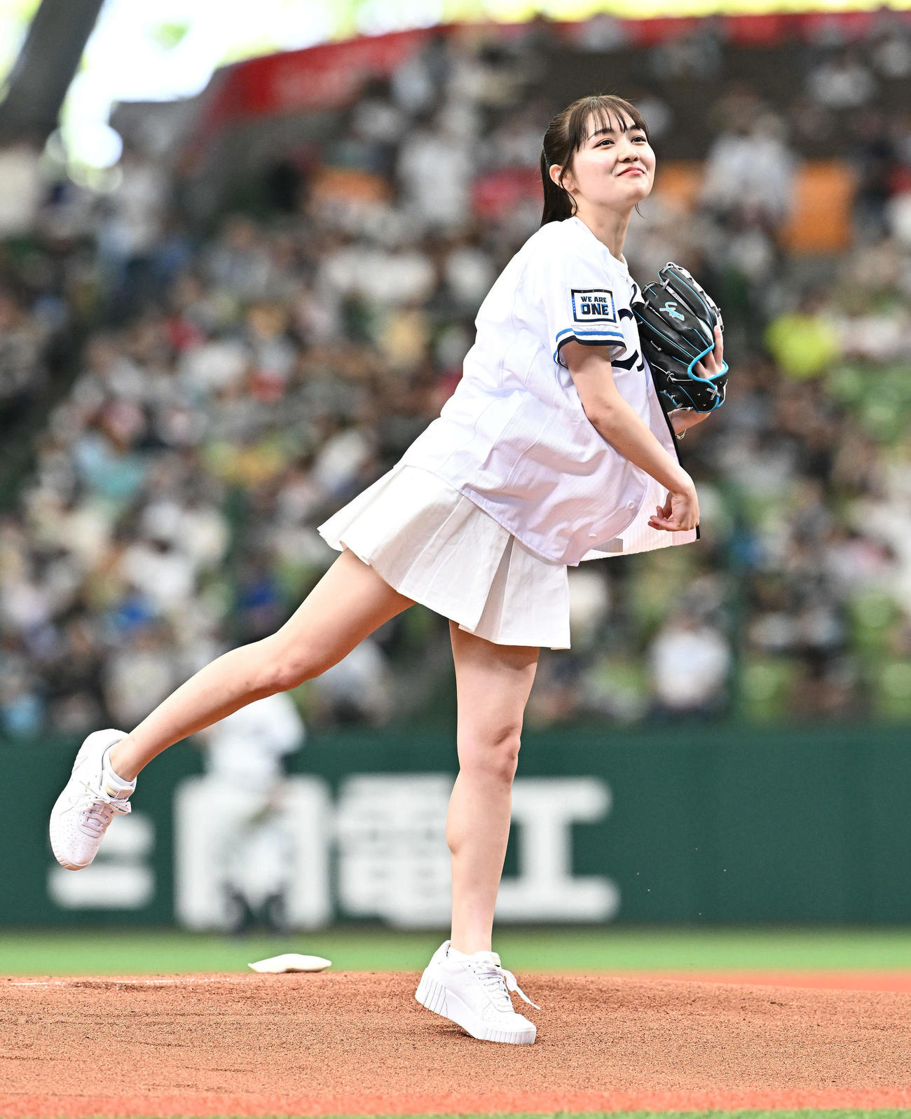 西武対ソフトバンク　始球式で投球する細川愛倫　（撮影・滝沢徹郎）