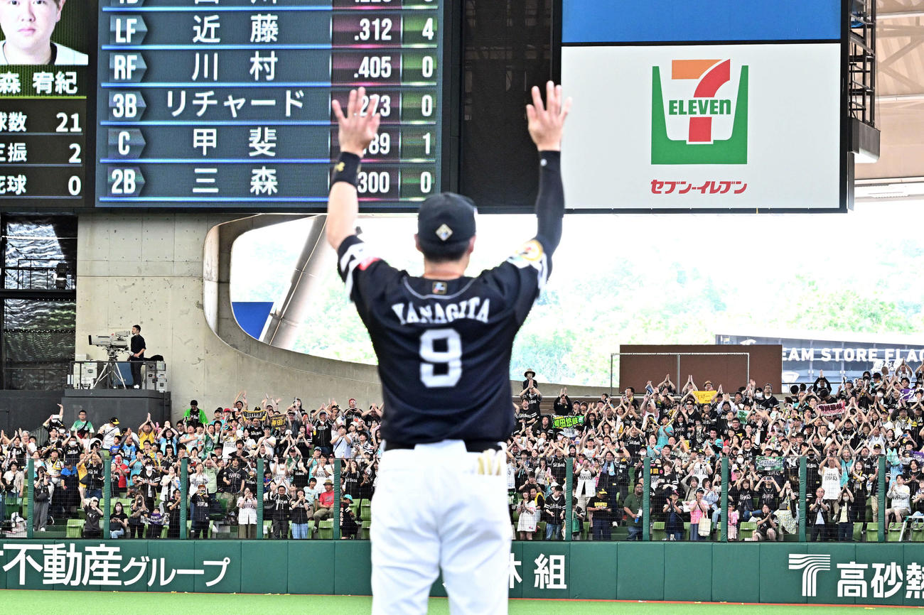 西武対ソフトバンク　ヒーローインタビューを終えたソフトバンク柳田を祝福するファン（撮影・滝沢徹郎）