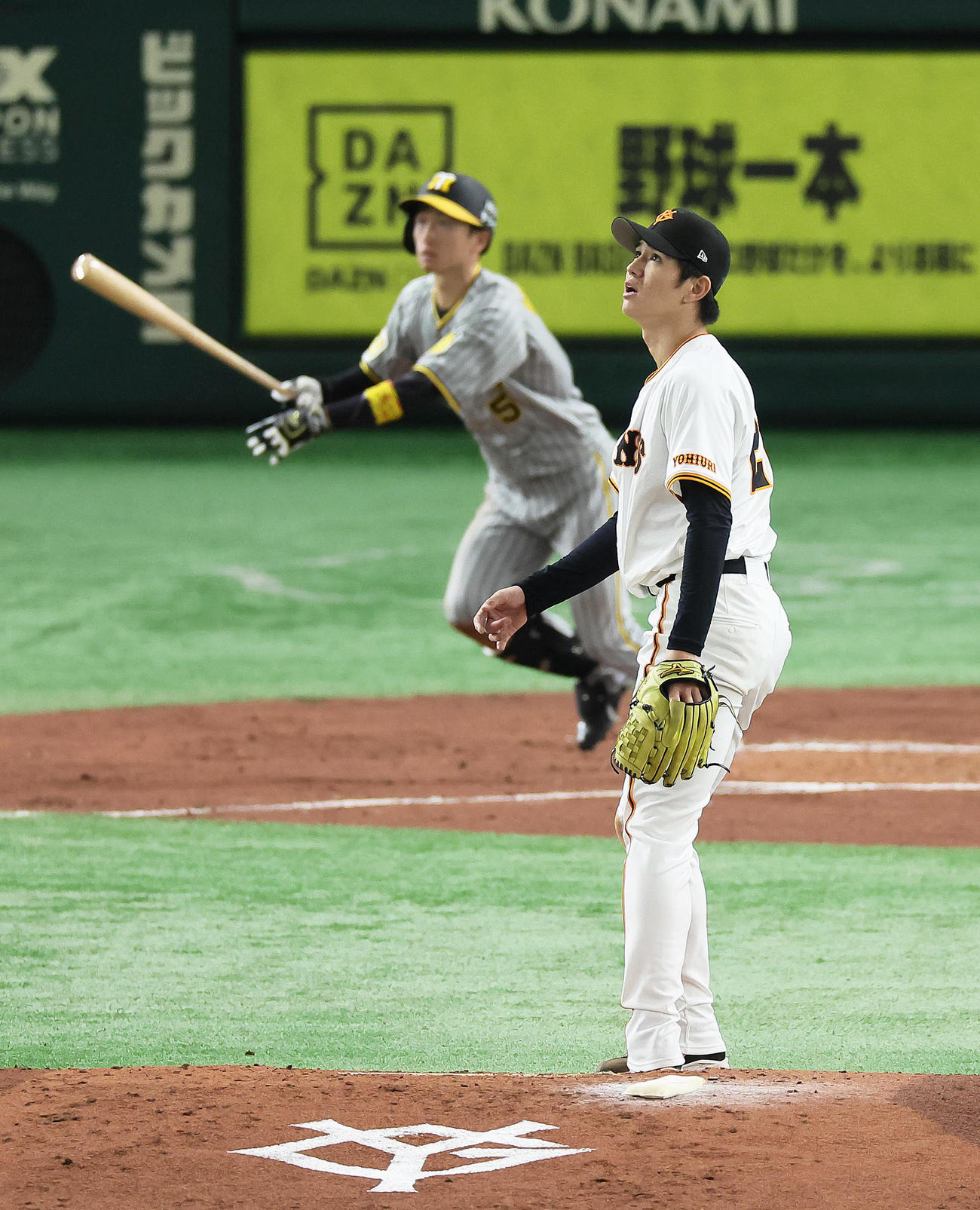 巨人対阪神　3回表阪神1死二塁、近本（後方）に右越え2点本塁打を浴びた高橋礼（撮影・足立雅史）